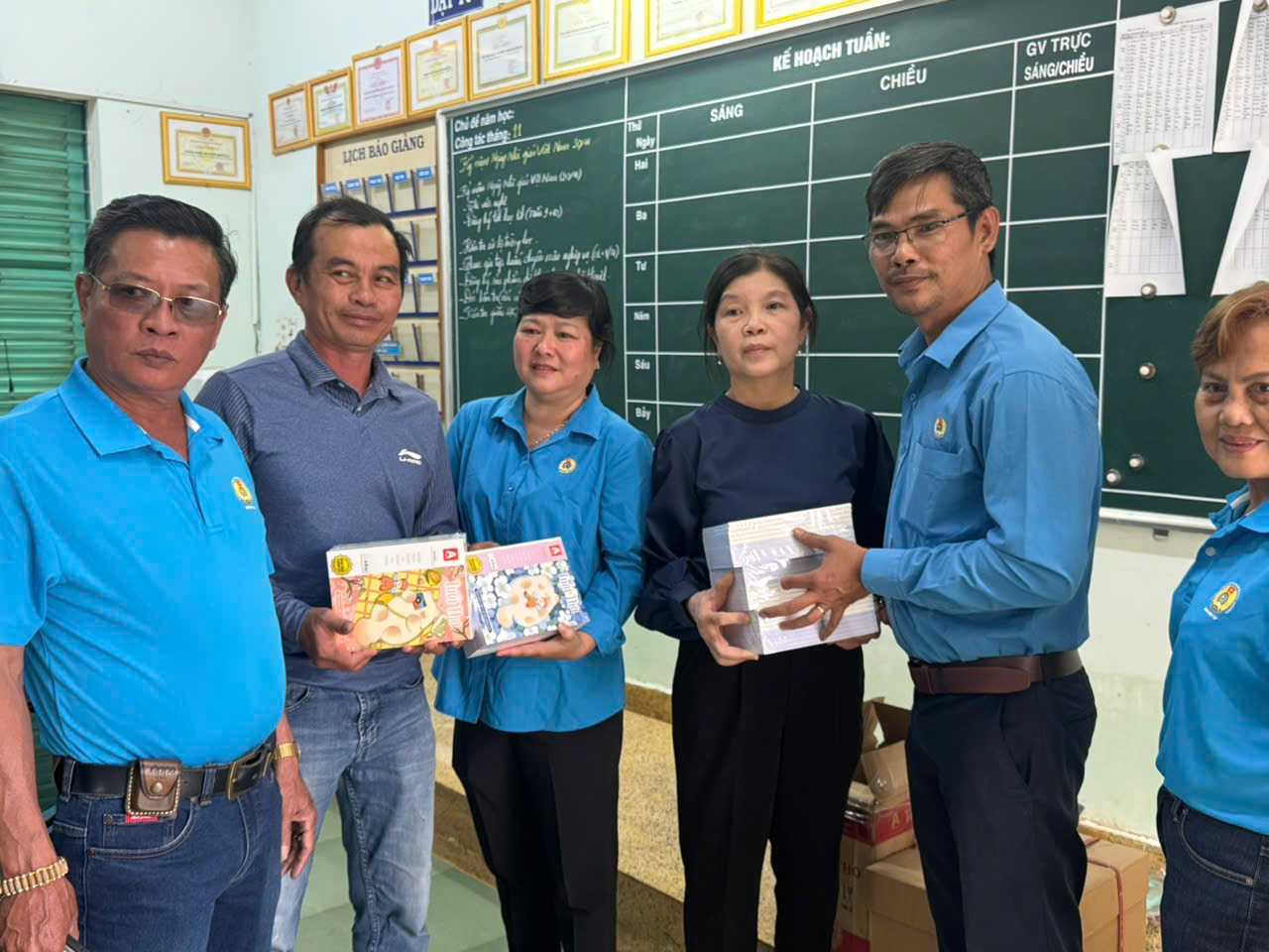 T&agrave;i xế xe &ocirc;m TPHCM g&oacute;p tiền hỗ trợ người d&acirc;n v&ugrave;ng lũ - Ảnh 2.