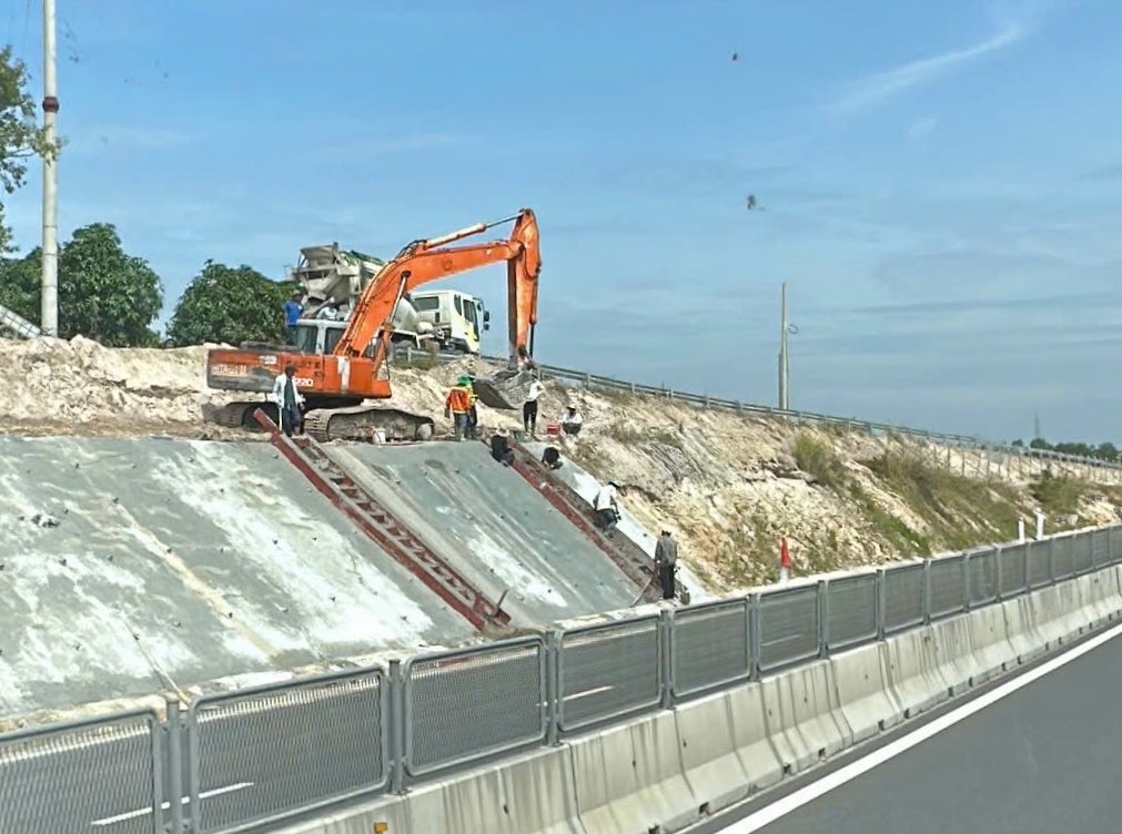 Gia cố mái taluy, xây mương thoát nước chống ngập trên tuyến cao tốc Vĩnh Hảo - Phan Thiết - Ảnh 1.