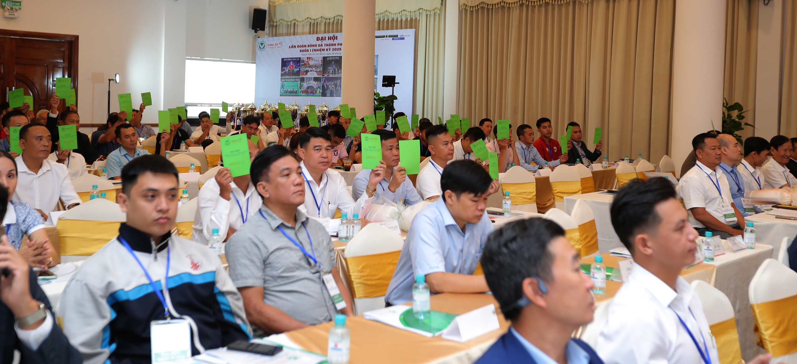 &Ocirc;ng Trần Anh T&uacute; t&aacute;i đắc cử chức Chủ tịch LĐBĐ TP HCM - Ảnh 2.