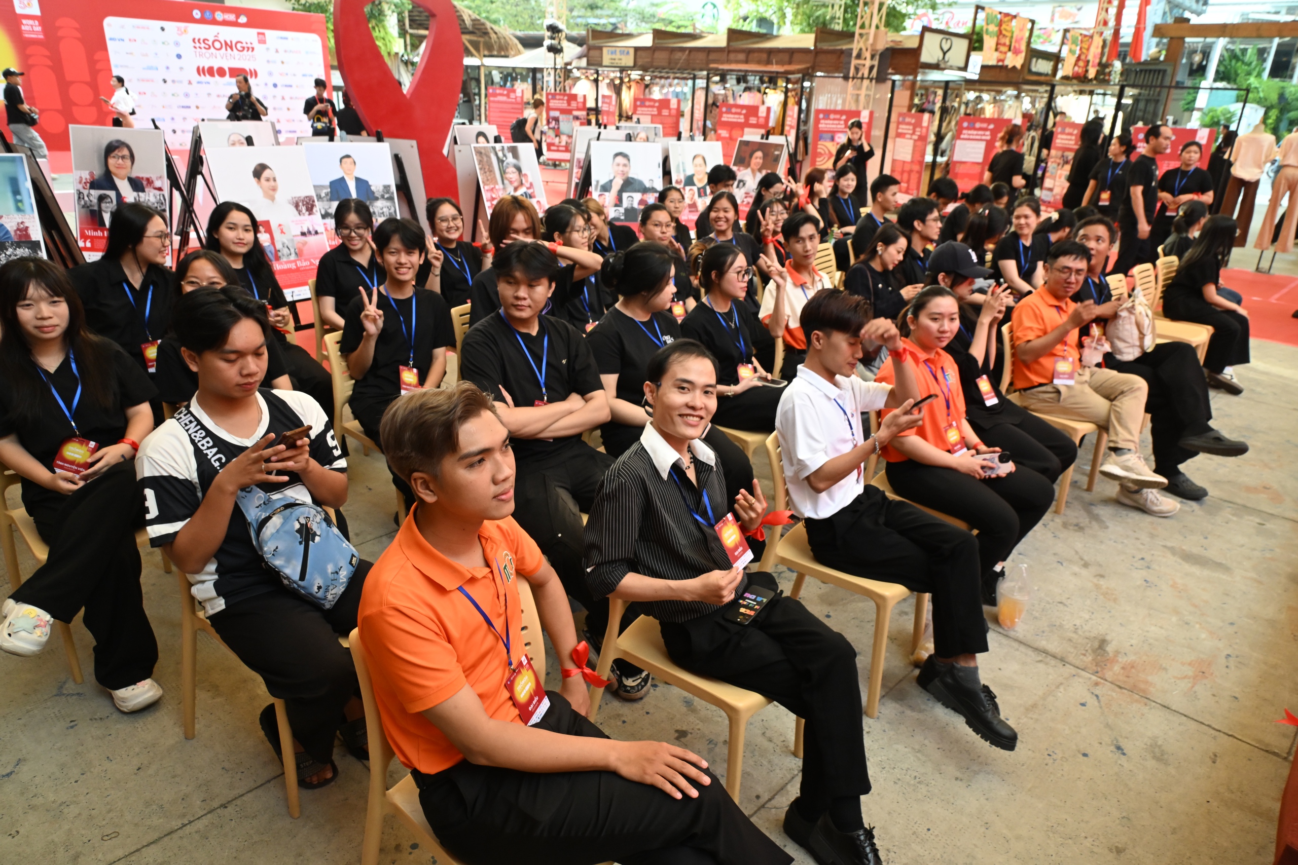 Hương Giang 10 năm gắn b&oacute; với cộng đồng sống chung với HIV - Ảnh 3.