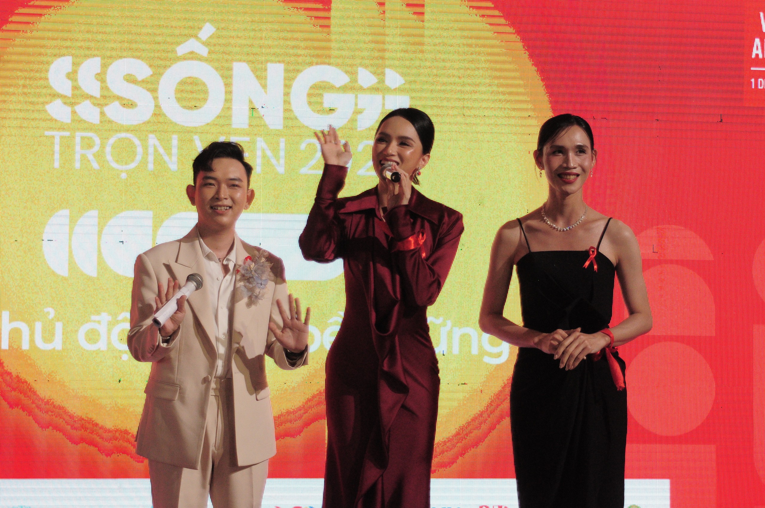 Hương Giang 10 năm gắn b&oacute; với cộng đồng sống chung với HIV - Ảnh 1.
