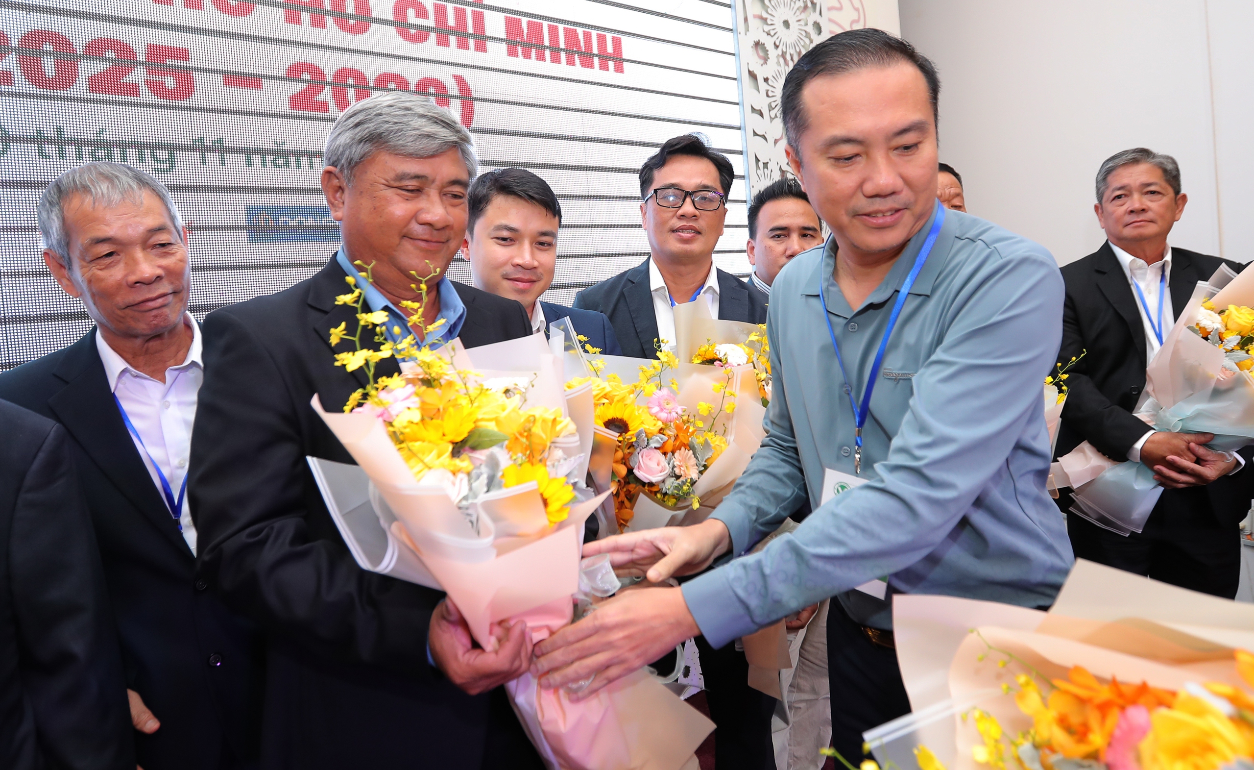 &Ocirc;ng Trần Anh T&uacute; t&aacute;i đắc cử chức Chủ tịch LĐBĐ TP HCM - Ảnh 1.