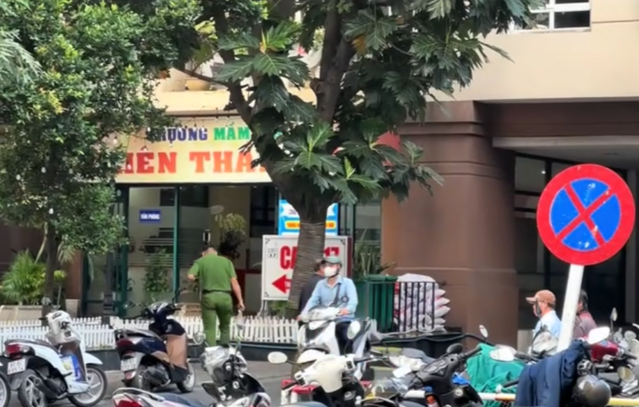 Người phụ nữ rơi s&acirc;n thượng chung cư Ph&uacute;c Y&ecirc;n , nguy&ecirc;n nh&acirc;n nhảy chung cư đang được điều tra - Ảnh 2.