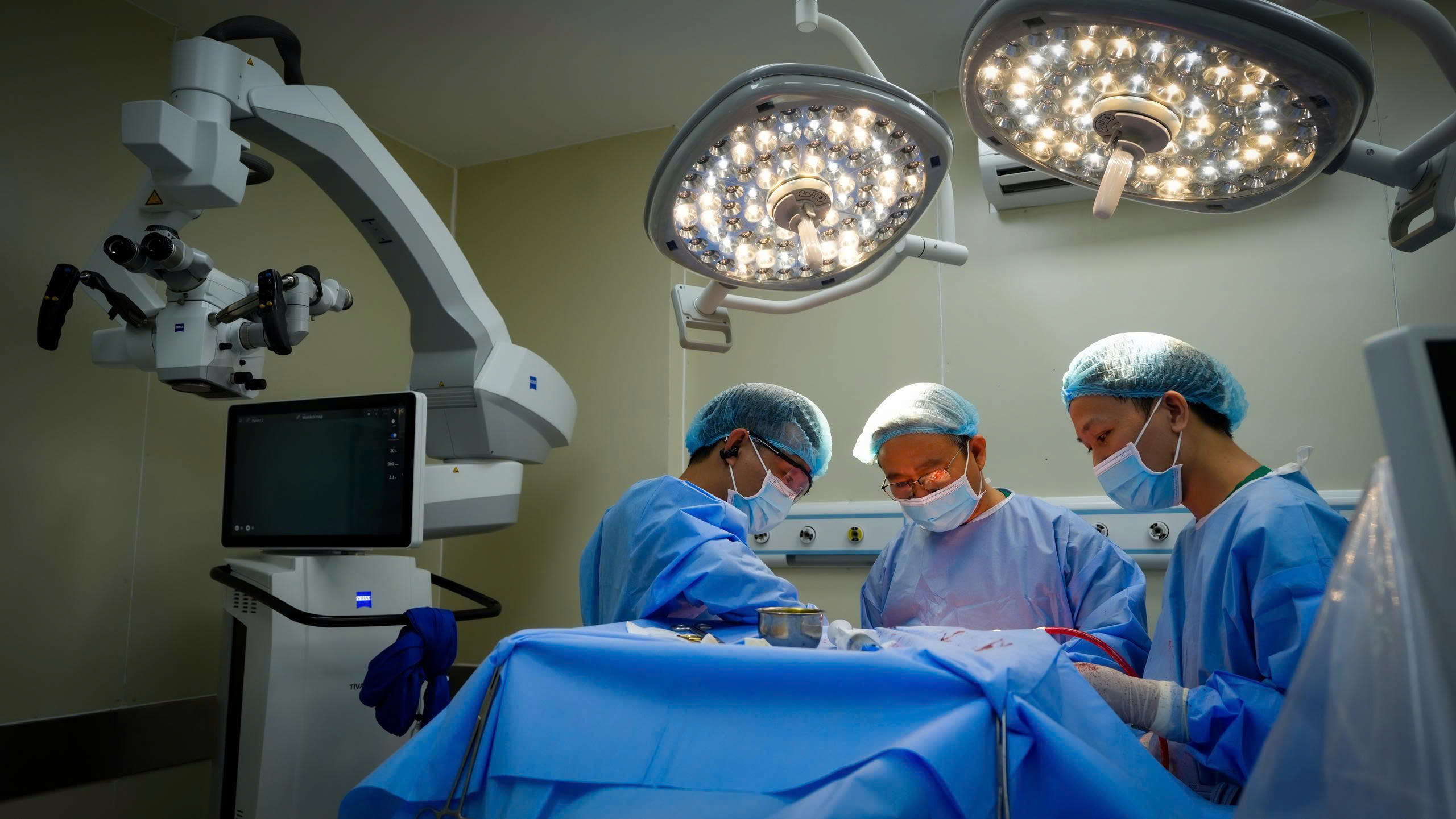 Nhức đầu k&eacute;o d&agrave;i, đi kh&aacute;m mới biết c&oacute; khối u lớn bằng quả cam - Ảnh 1.