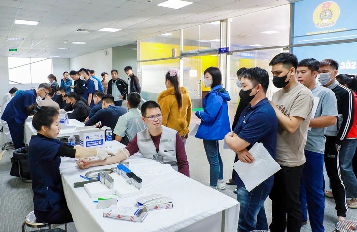 Tổng Li&ecirc;n đo&agrave;n v&agrave; Bộ C&ocirc;ng an tổ chức kh&aacute;m bệnh miễn ph&iacute; cho 15.000 c&ocirc;ng nh&acirc;n ở 7 tỉnh, th&agrave;nh - Ảnh 5.