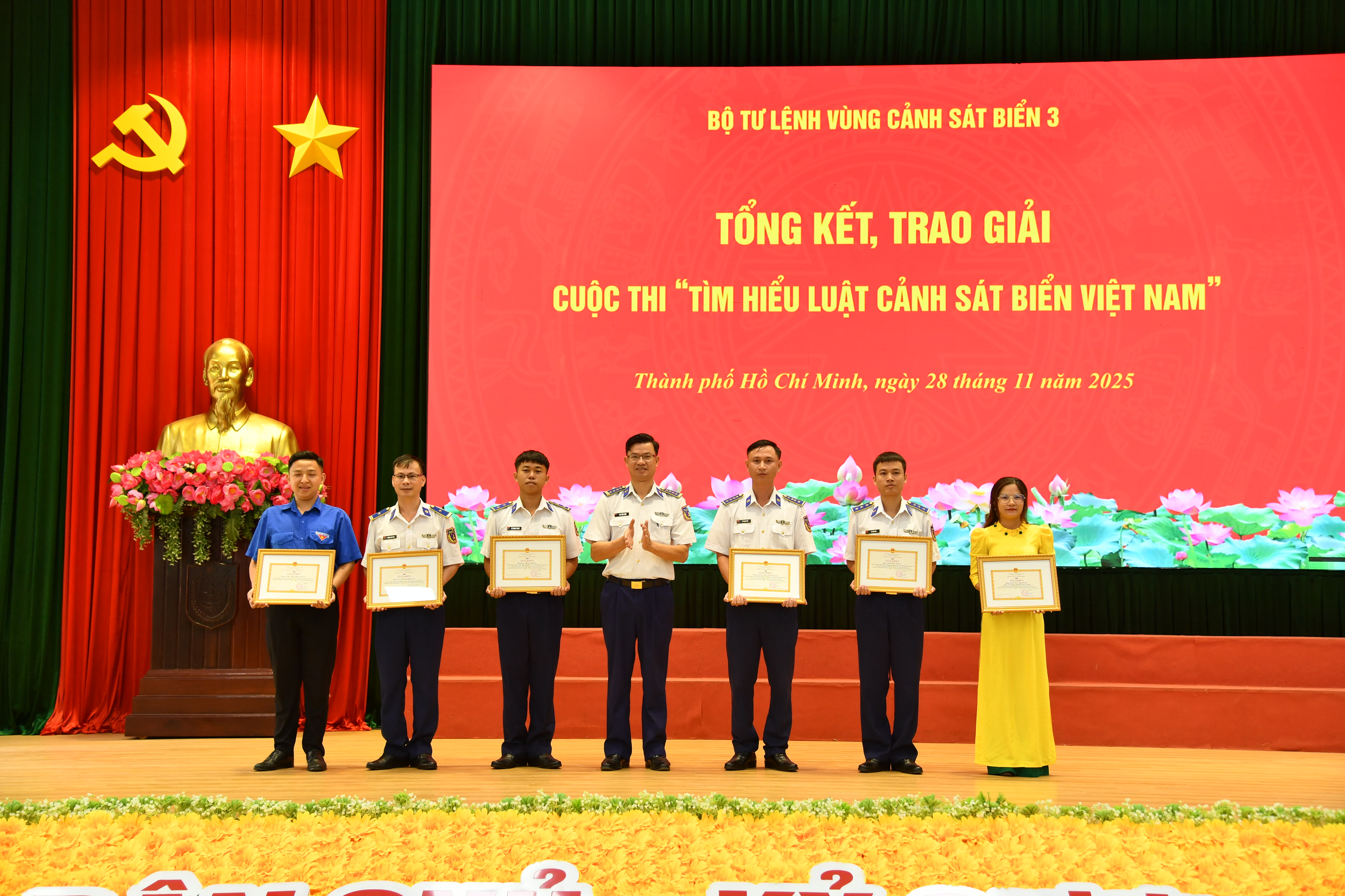Trao giải cuộc thi "T&igrave;m hiểu Luật Cảnh s&aacute;t biển Việt Nam" - Ảnh 1.