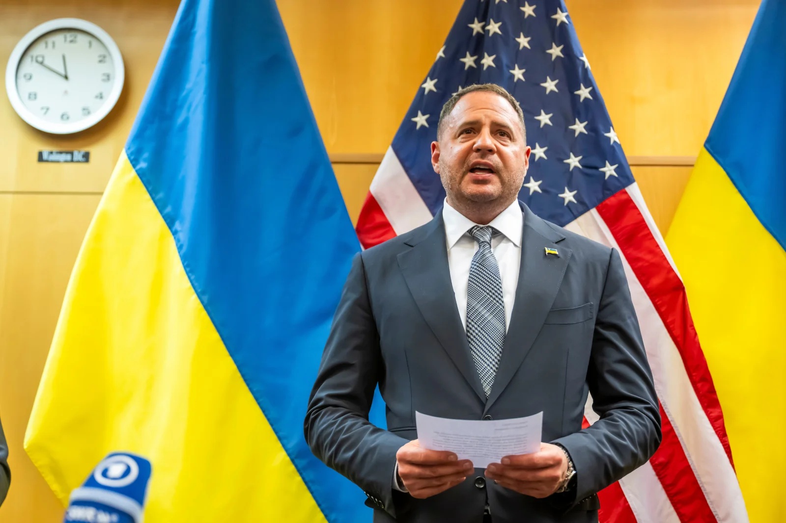 Nh&agrave; đ&agrave;m ph&aacute;n chủ chốt của Ukraine từ chức sau khi nh&agrave; ri&ecirc;ng bị đột k&iacute;ch - Ảnh 1.