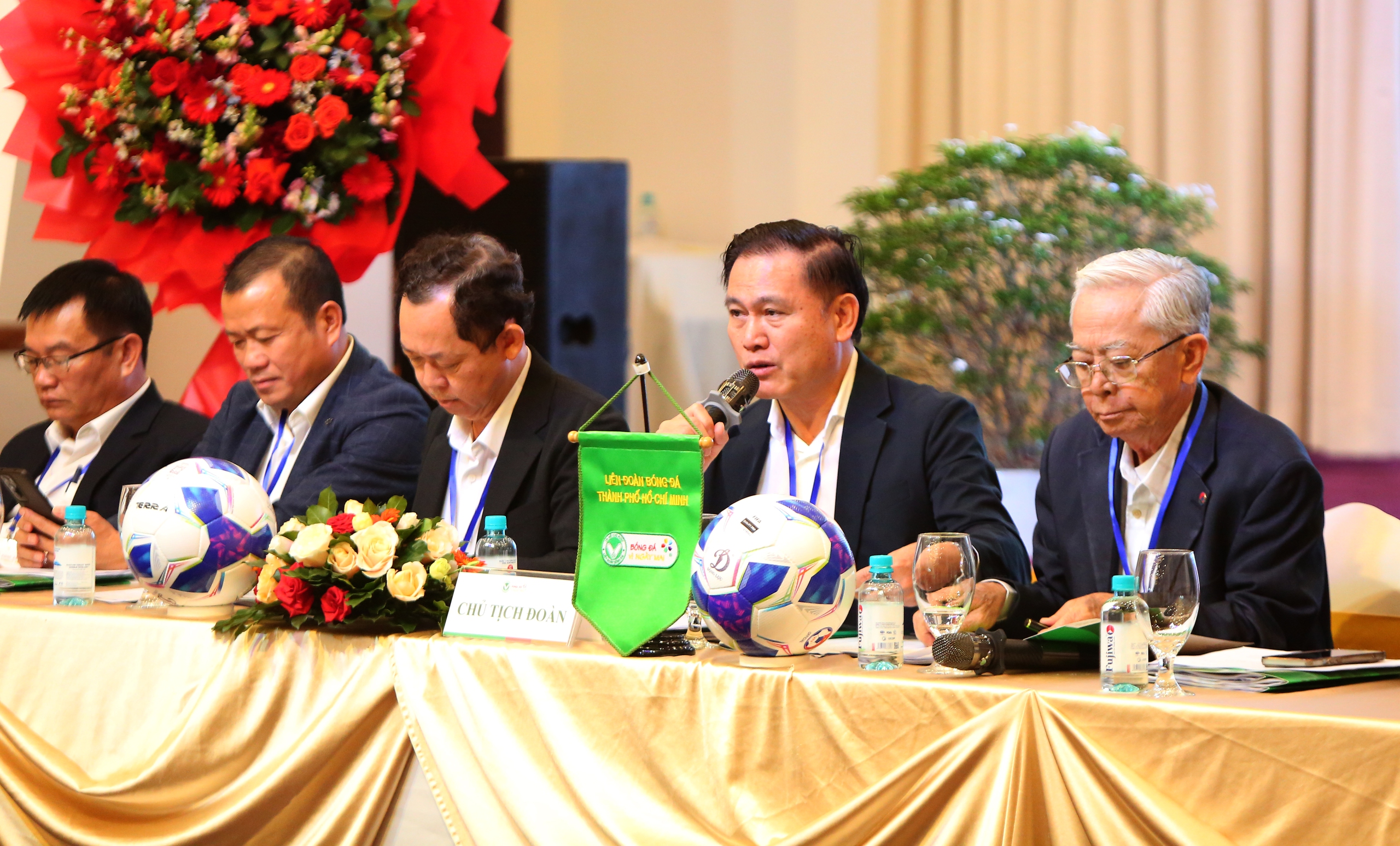 &Ocirc;ng Trần Anh T&uacute; t&aacute;i đắc cử chức Chủ tịch LĐBĐ TP HCM - Ảnh 5.
