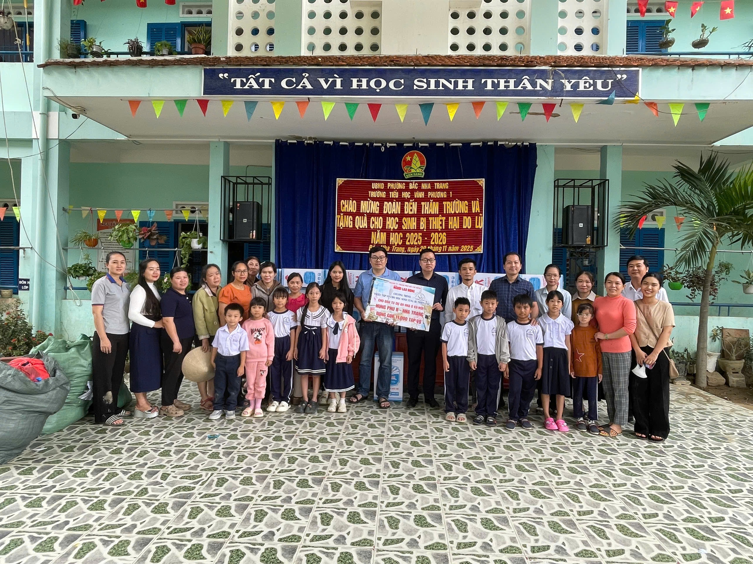 Chương tr&igrave;nh "Triệu tập vở cho học sinh v&ugrave;ng thi&ecirc;n tai" đến Kh&aacute;nh H&ograve;a - Ảnh 11.