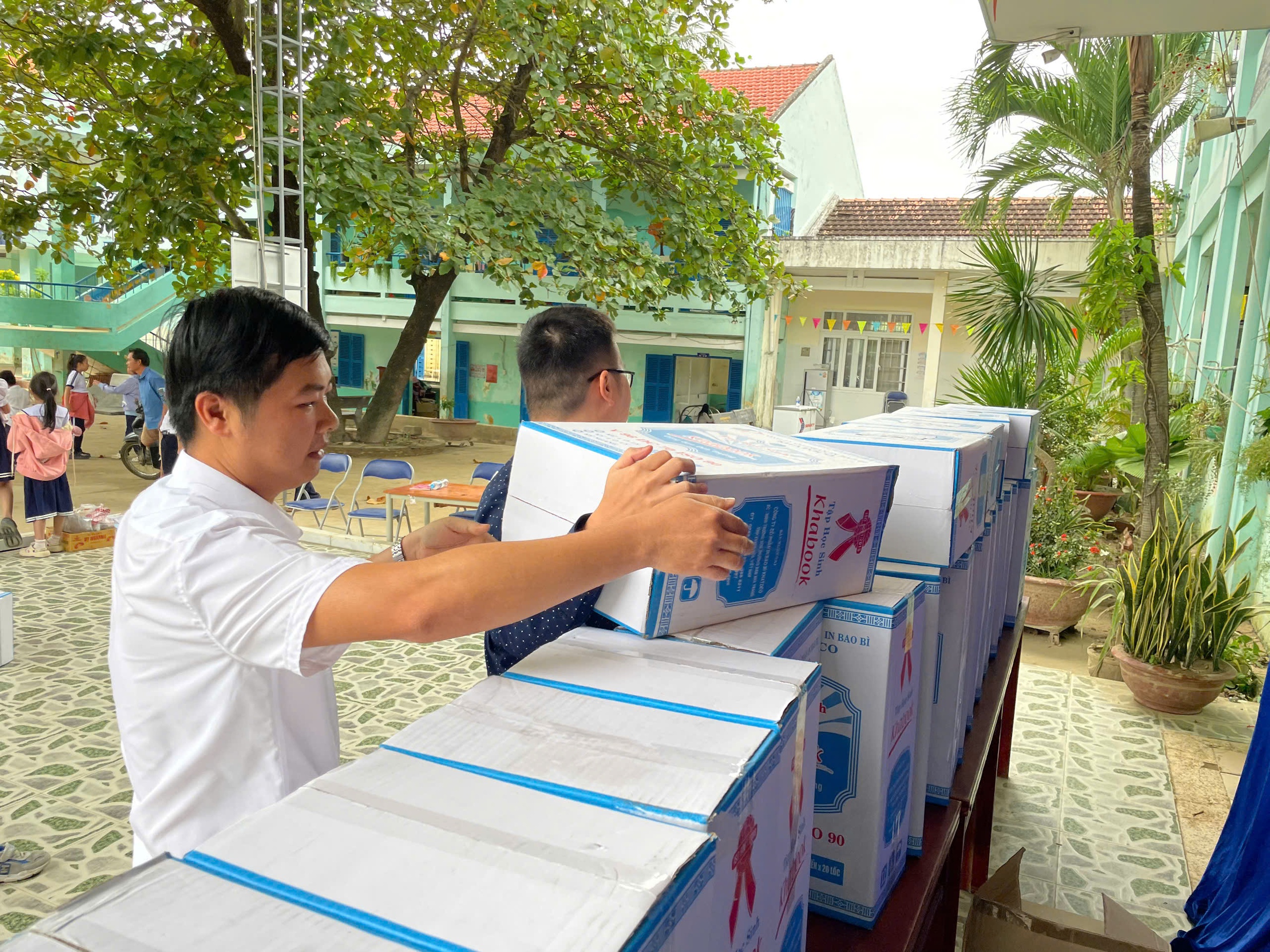 Chương tr&igrave;nh "Triệu tập vở cho học sinh v&ugrave;ng thi&ecirc;n tai" đến Kh&aacute;nh H&ograve;a - Ảnh 8.