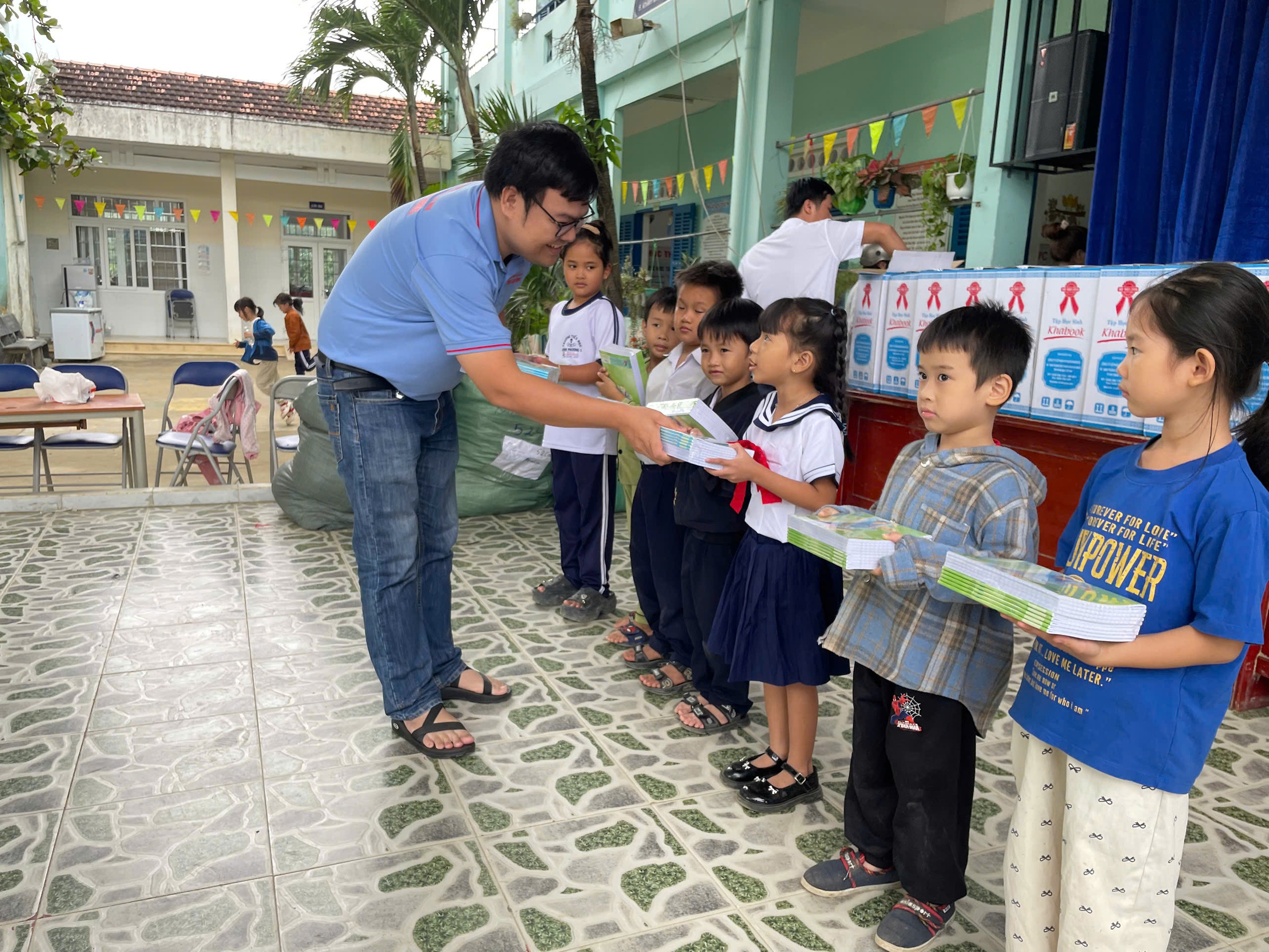 Chương tr&igrave;nh "Triệu tập vở cho học sinh v&ugrave;ng thi&ecirc;n tai" đến Kh&aacute;nh H&ograve;a - Ảnh 9.