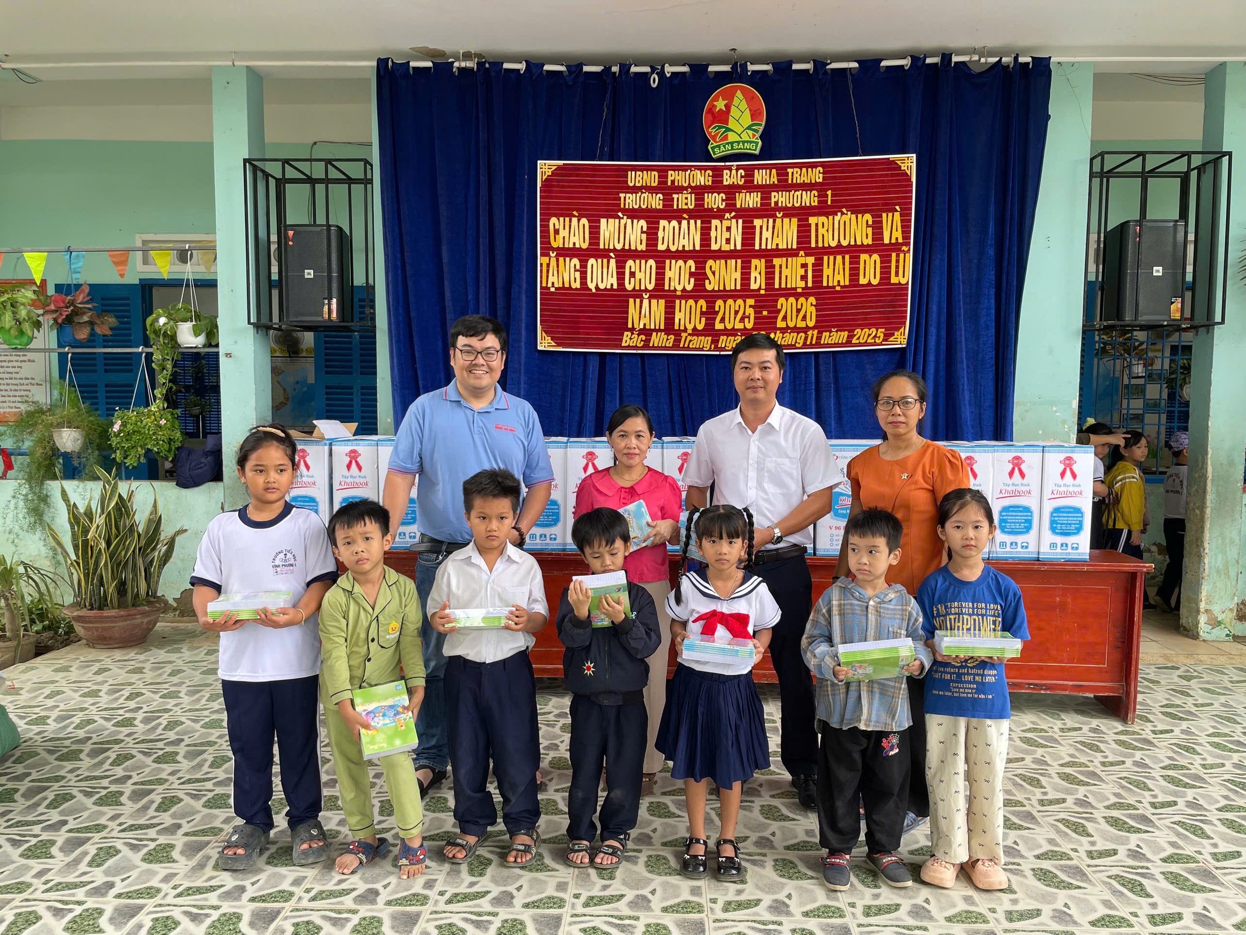 Chương tr&igrave;nh "Triệu tập vở cho học sinh v&ugrave;ng thi&ecirc;n tai" đến Kh&aacute;nh H&ograve;a - Ảnh 10.