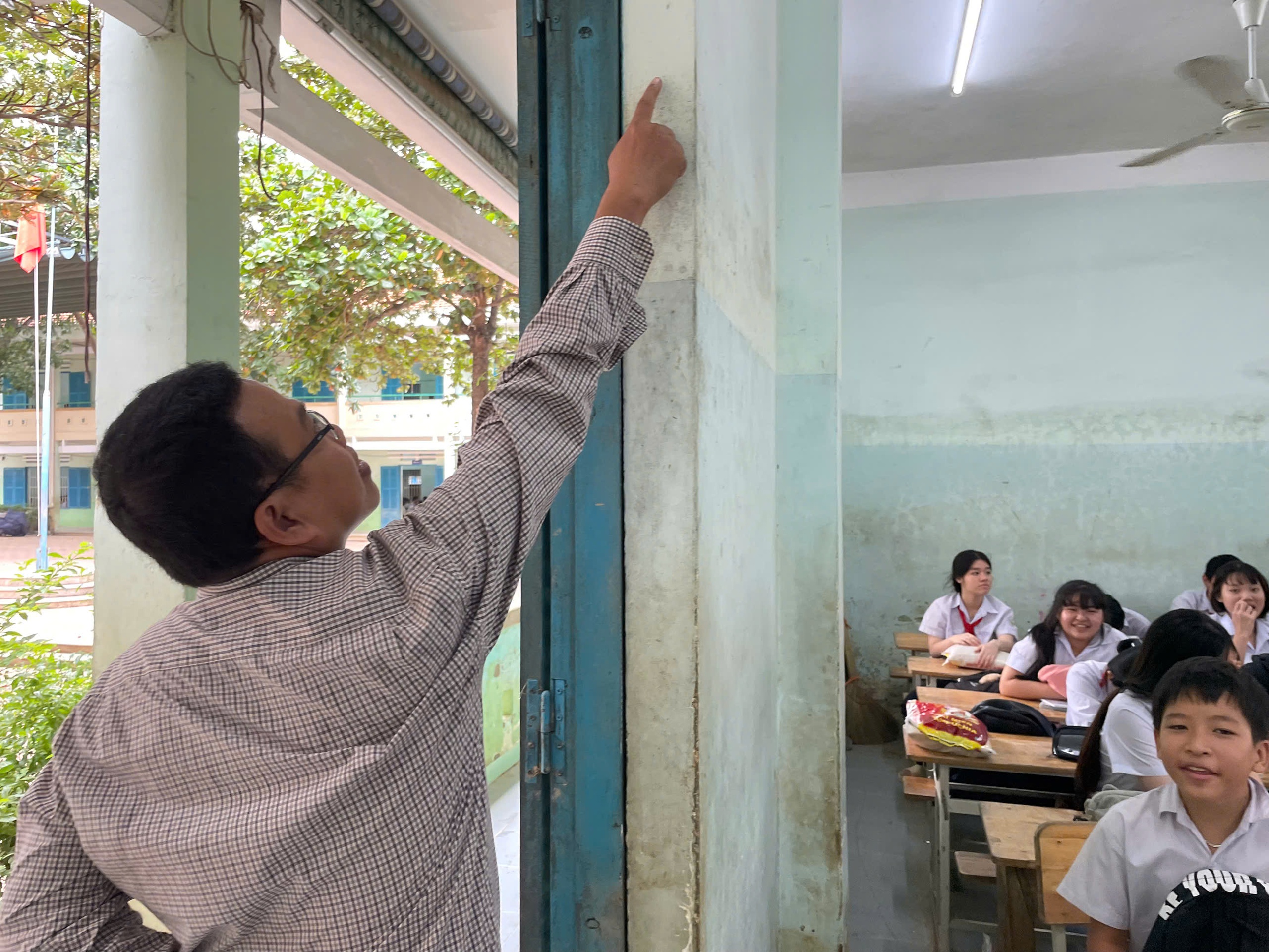 Chương tr&igrave;nh "Triệu tập vở cho học sinh v&ugrave;ng thi&ecirc;n tai" đến Kh&aacute;nh H&ograve;a - Ảnh 4.