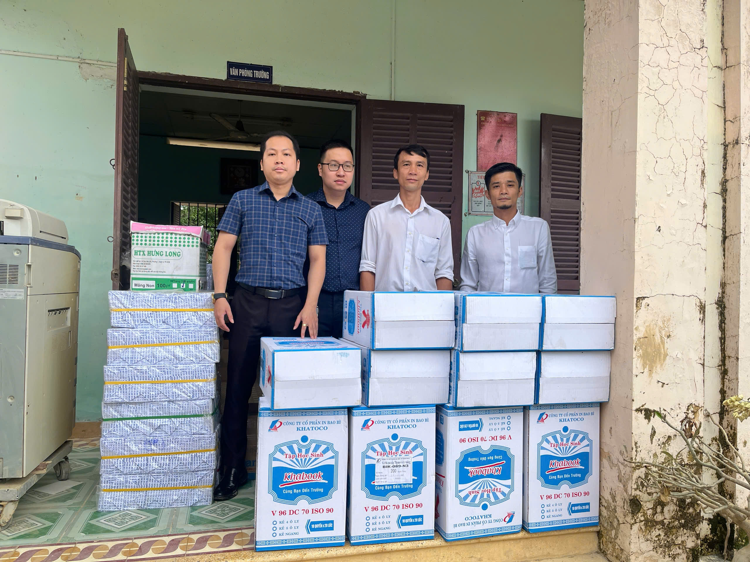 Chương tr&igrave;nh "Triệu tập vở cho học sinh v&ugrave;ng thi&ecirc;n tai" đến Kh&aacute;nh H&ograve;a - Ảnh 14.