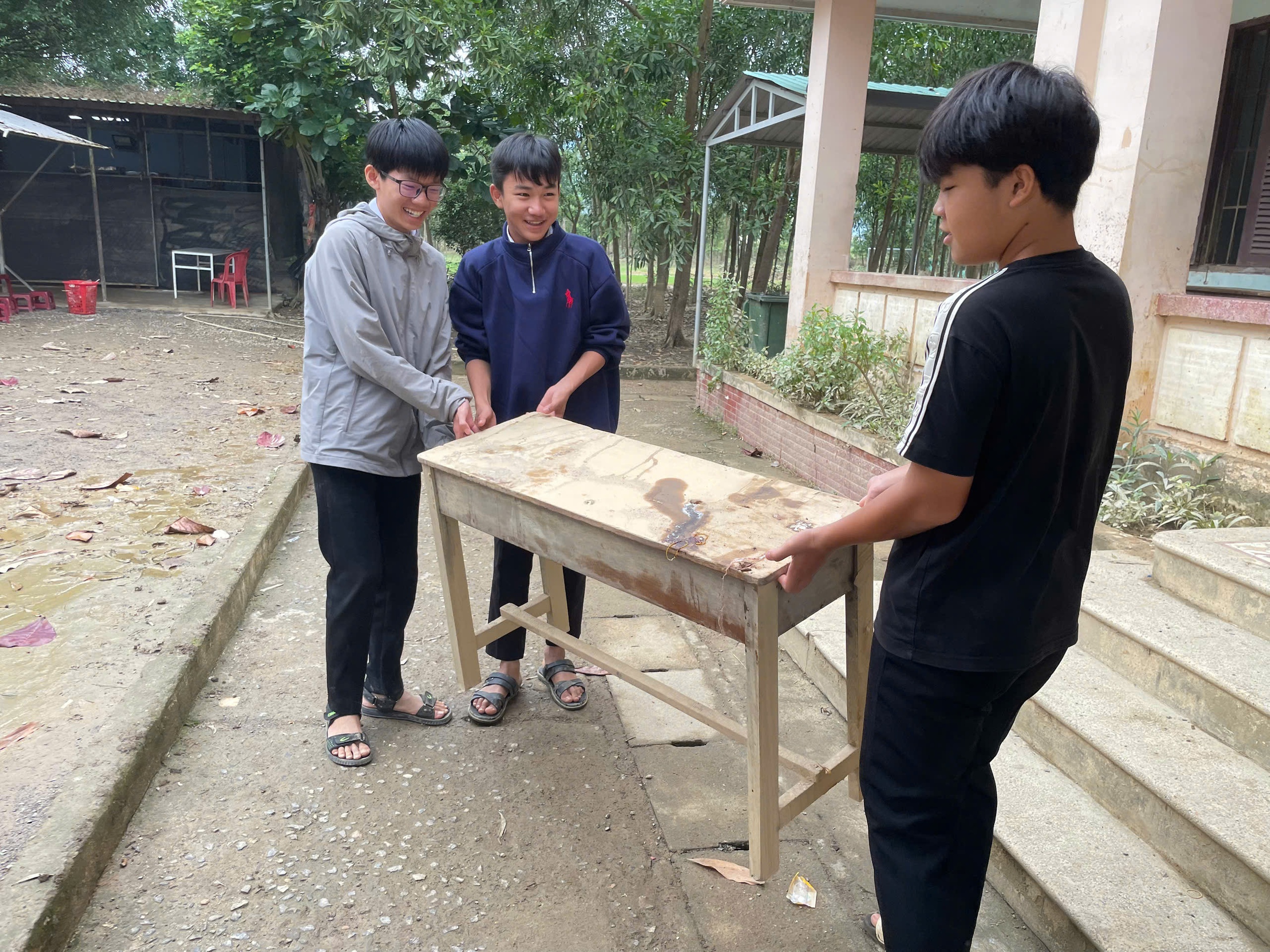 Chương tr&igrave;nh "Triệu tập vở cho học sinh v&ugrave;ng thi&ecirc;n tai" đến Kh&aacute;nh H&ograve;a - Ảnh 12.