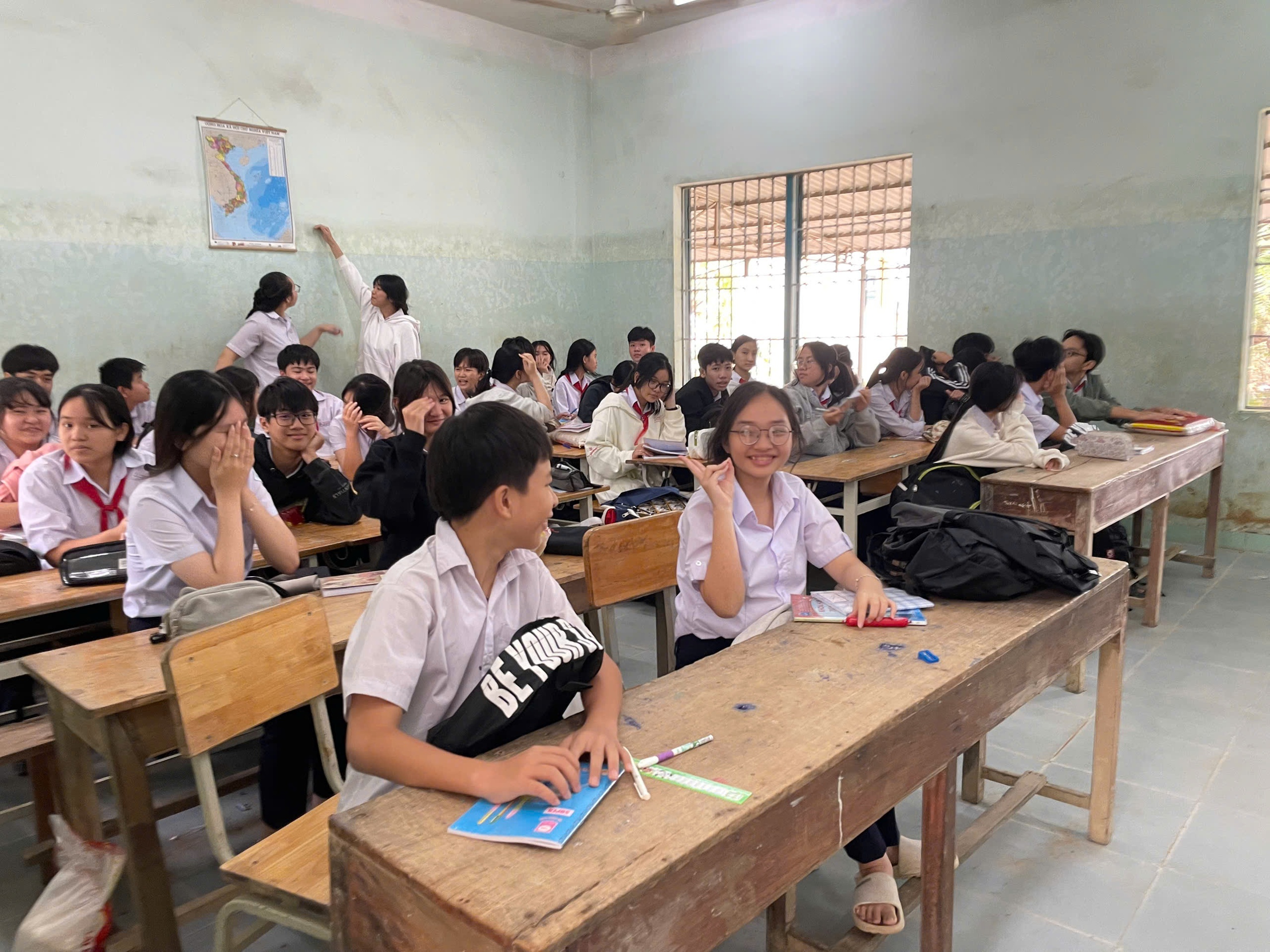 Chương tr&igrave;nh "Triệu tập vở cho học sinh v&ugrave;ng thi&ecirc;n tai" đến Kh&aacute;nh H&ograve;a - Ảnh 5.