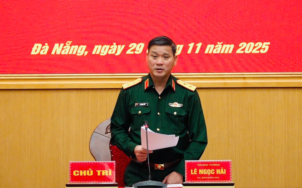 Quân khu 5 khẩn trương dựng lại nhà cho người dân trước Tết