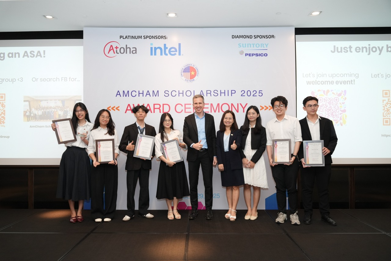 AmCham trao 60 suất học bổng cho sinh vi&ecirc;n xuất sắc tại TP HCM  - Ảnh 1.