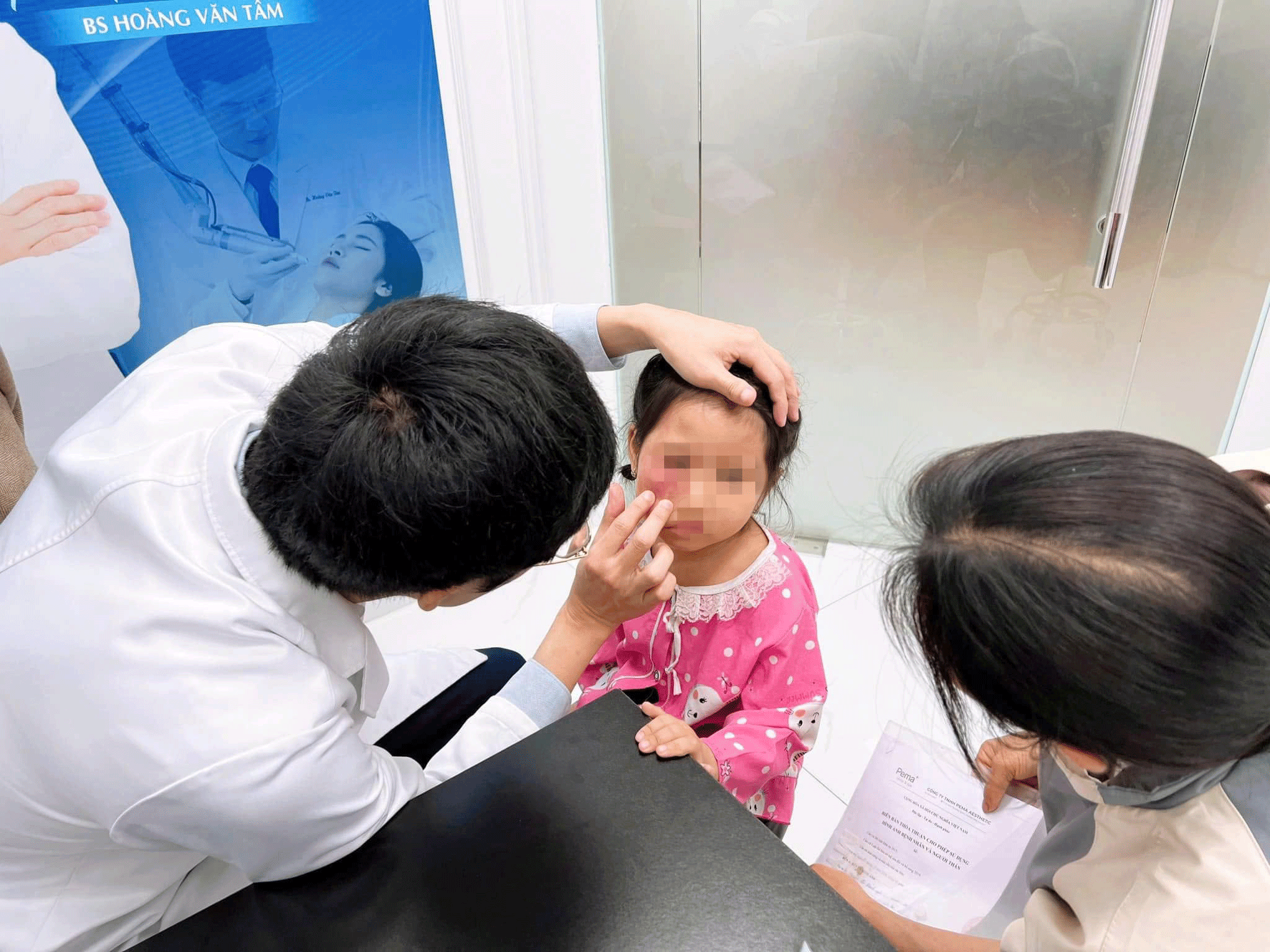Chuyện cảm động về b&aacute;c sĩ trẻ "X&oacute;a bớt cho em" - Ảnh 1.