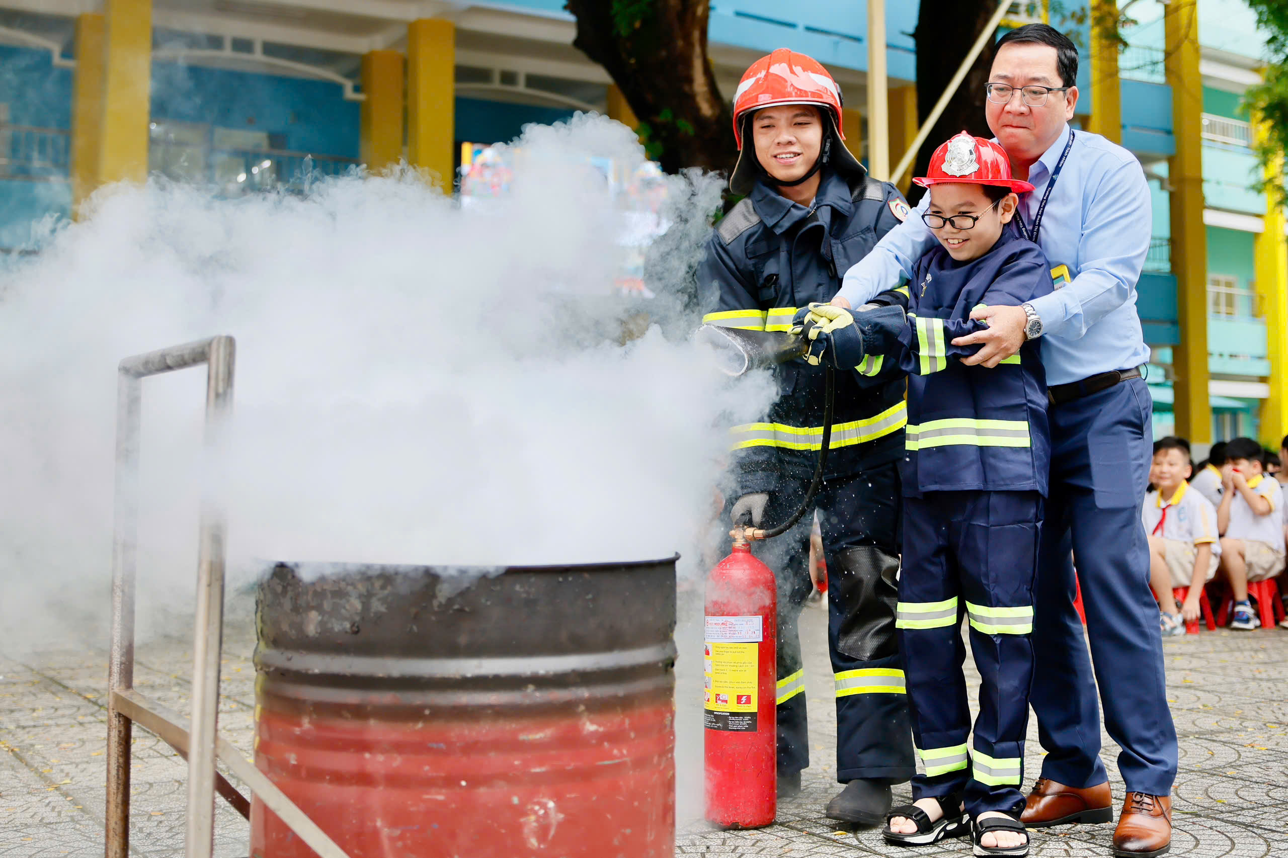 Hình ảnh "lính cứu hỏa nhí" ra trận - Ảnh 2.