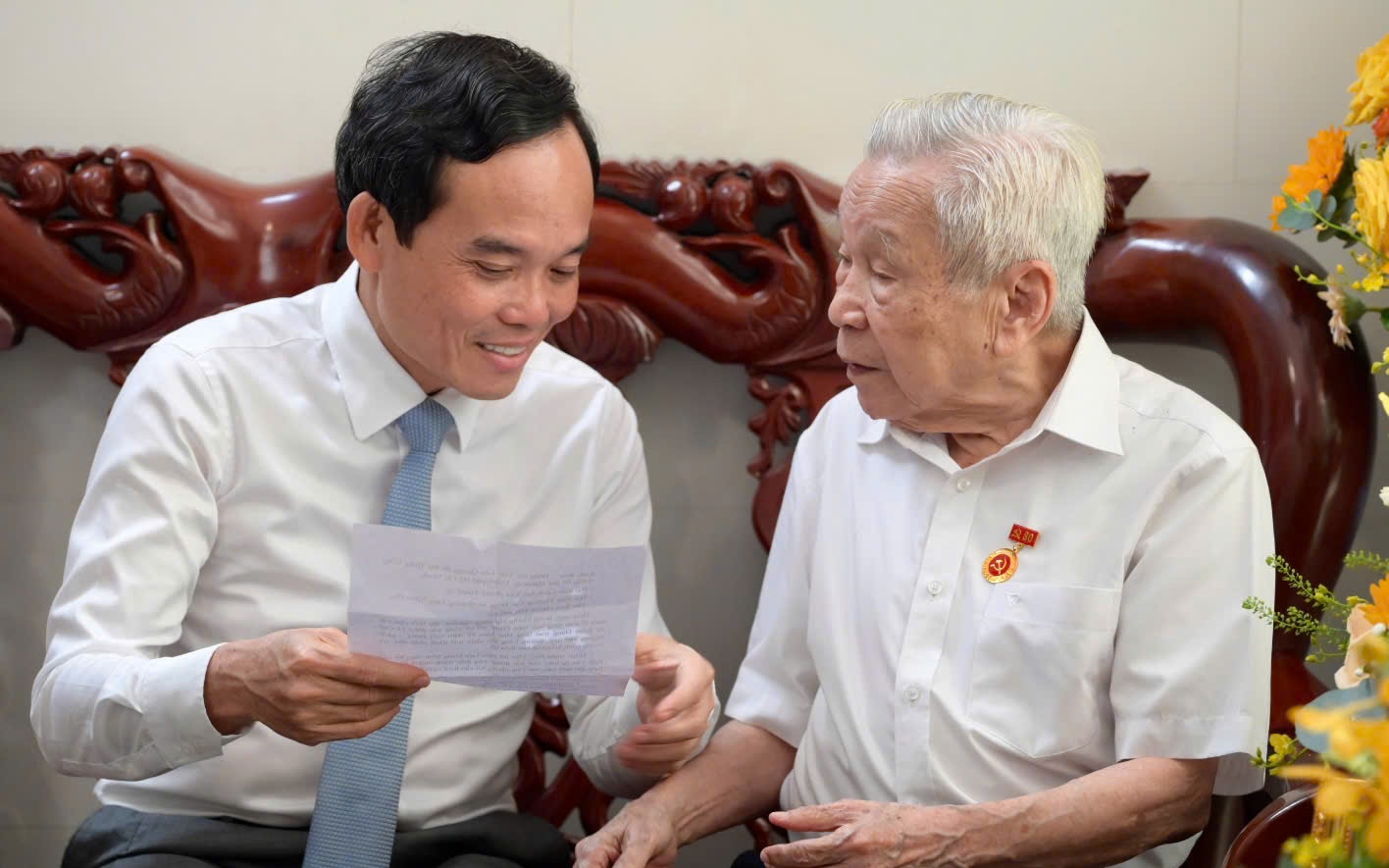 Bí thư Thành ủy TP HCM Trần Lưu Quang trao tặng Huy hiệu 80 năm tuổi Đảng cho đảng viên Tạ Đăng Siêu