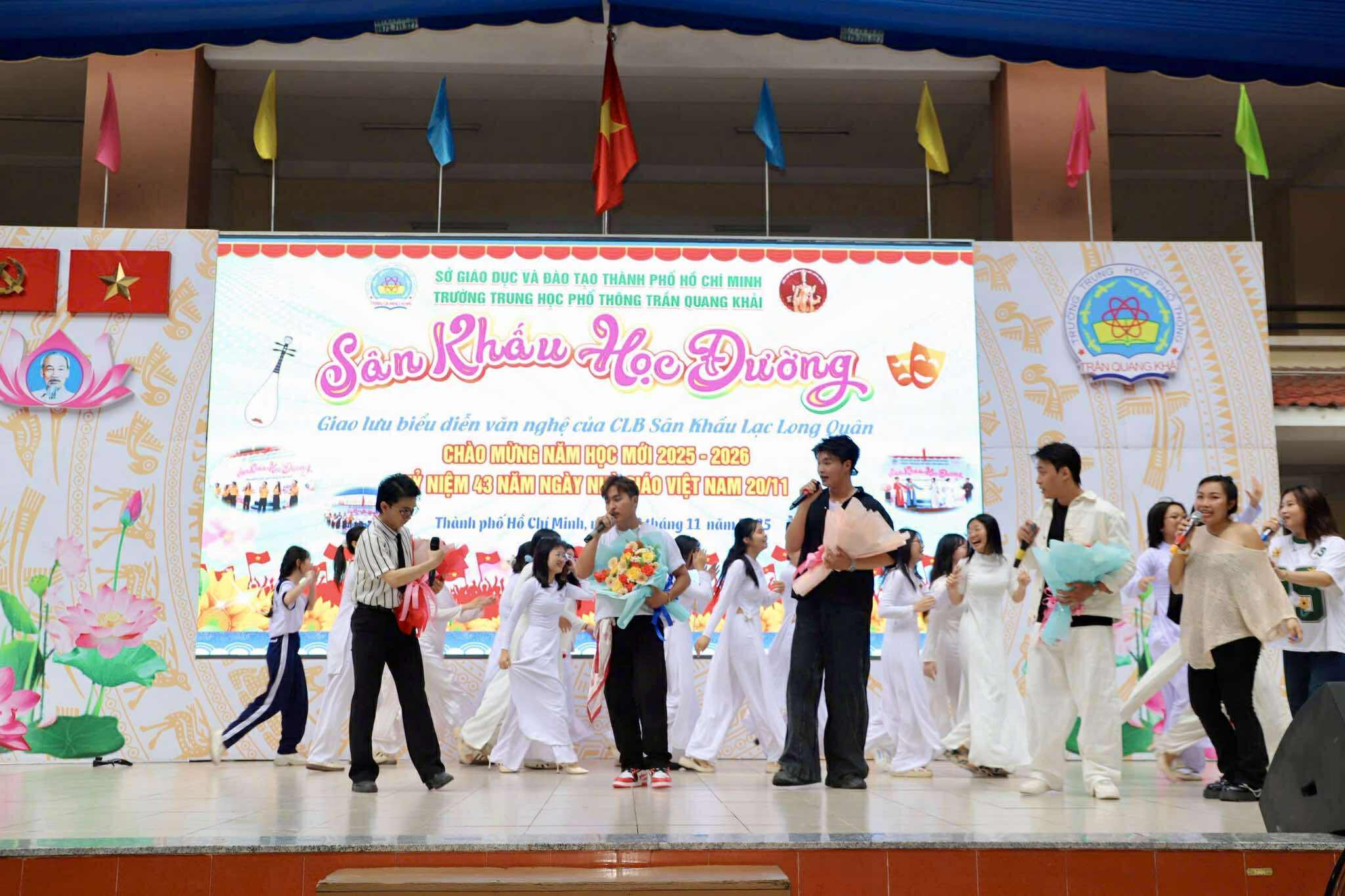 Ca sĩ Phạm Anh Tuấn khuấy động chương tr&igrave;nh "S&acirc;n khấu học đường" - Ảnh 2.