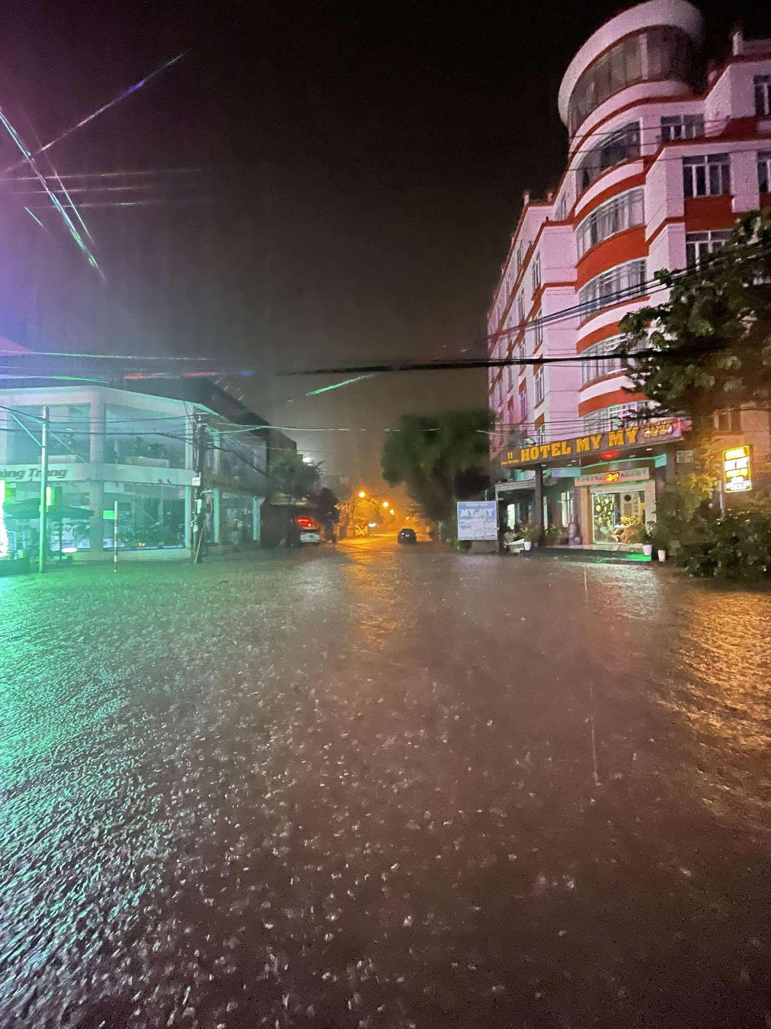Nhiều nơi ở Đà Nẵng ngập nặng trở lại, người dân khốn khổ - Ảnh 4.