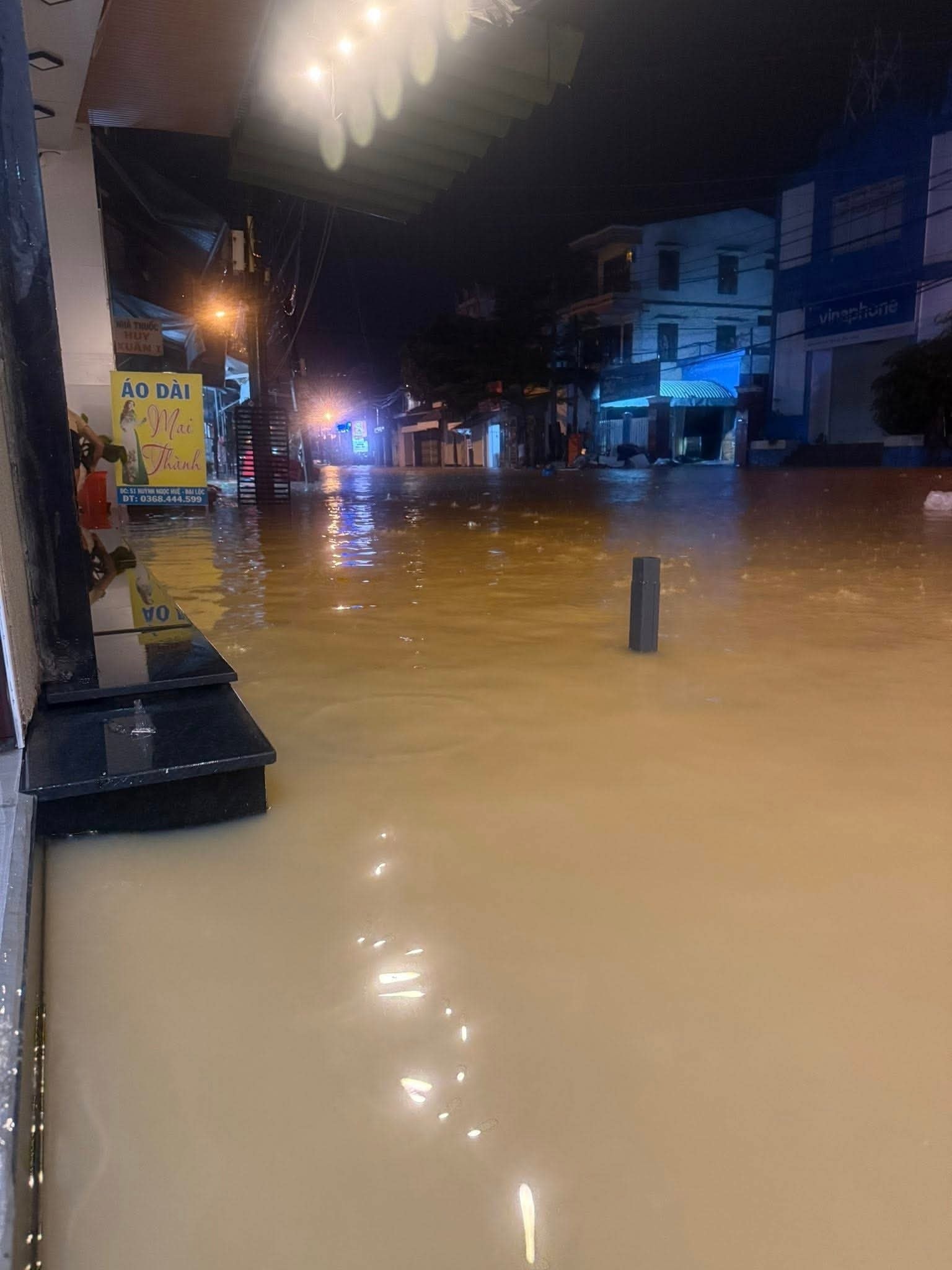 Nhiều nơi ở Đà Nẵng ngập nặng trở lại, người dân khốn khổ - Ảnh 2.