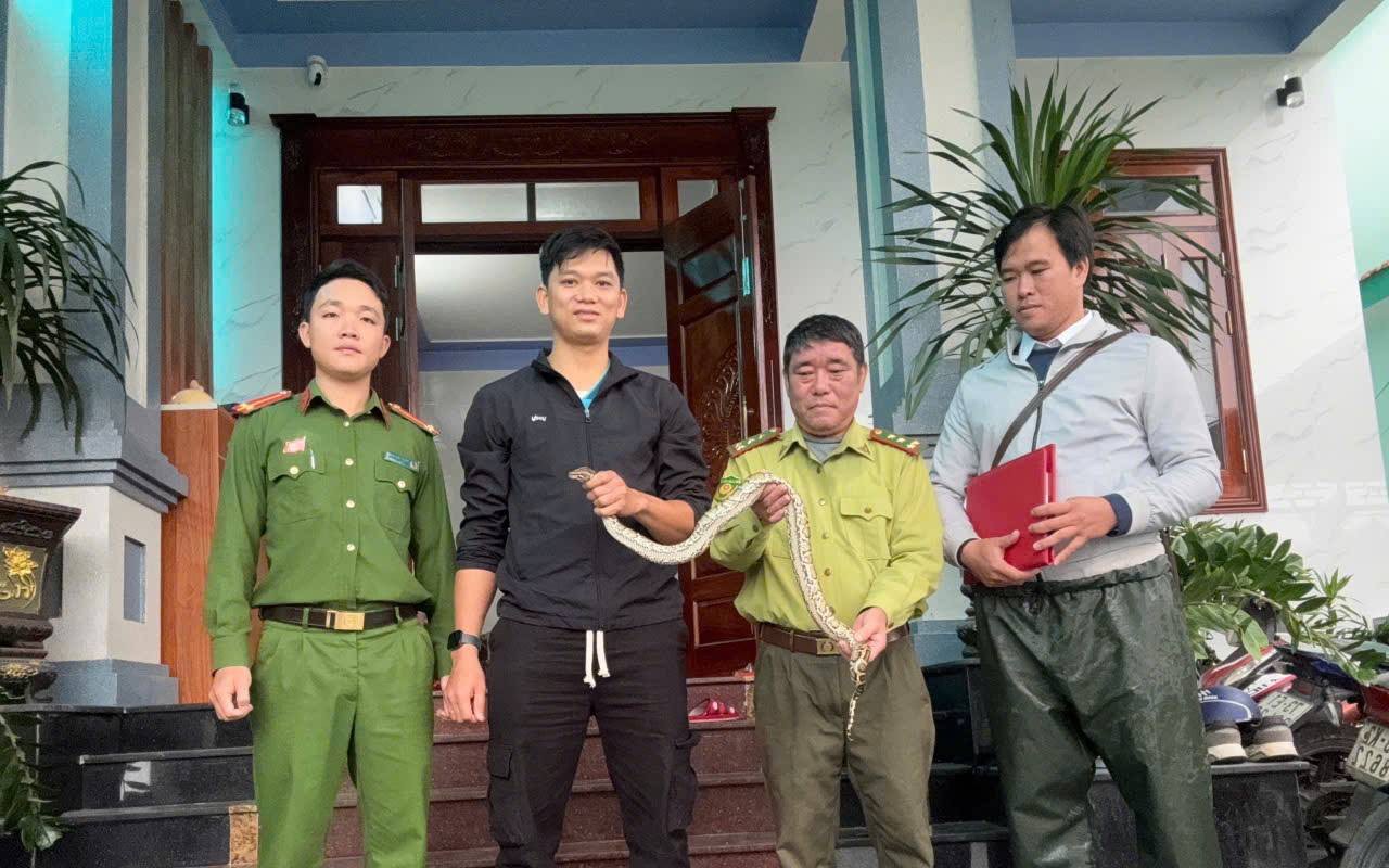 Nam thanh niên "đứng hình" khi bắt gặp con vật lạ bò qua đường