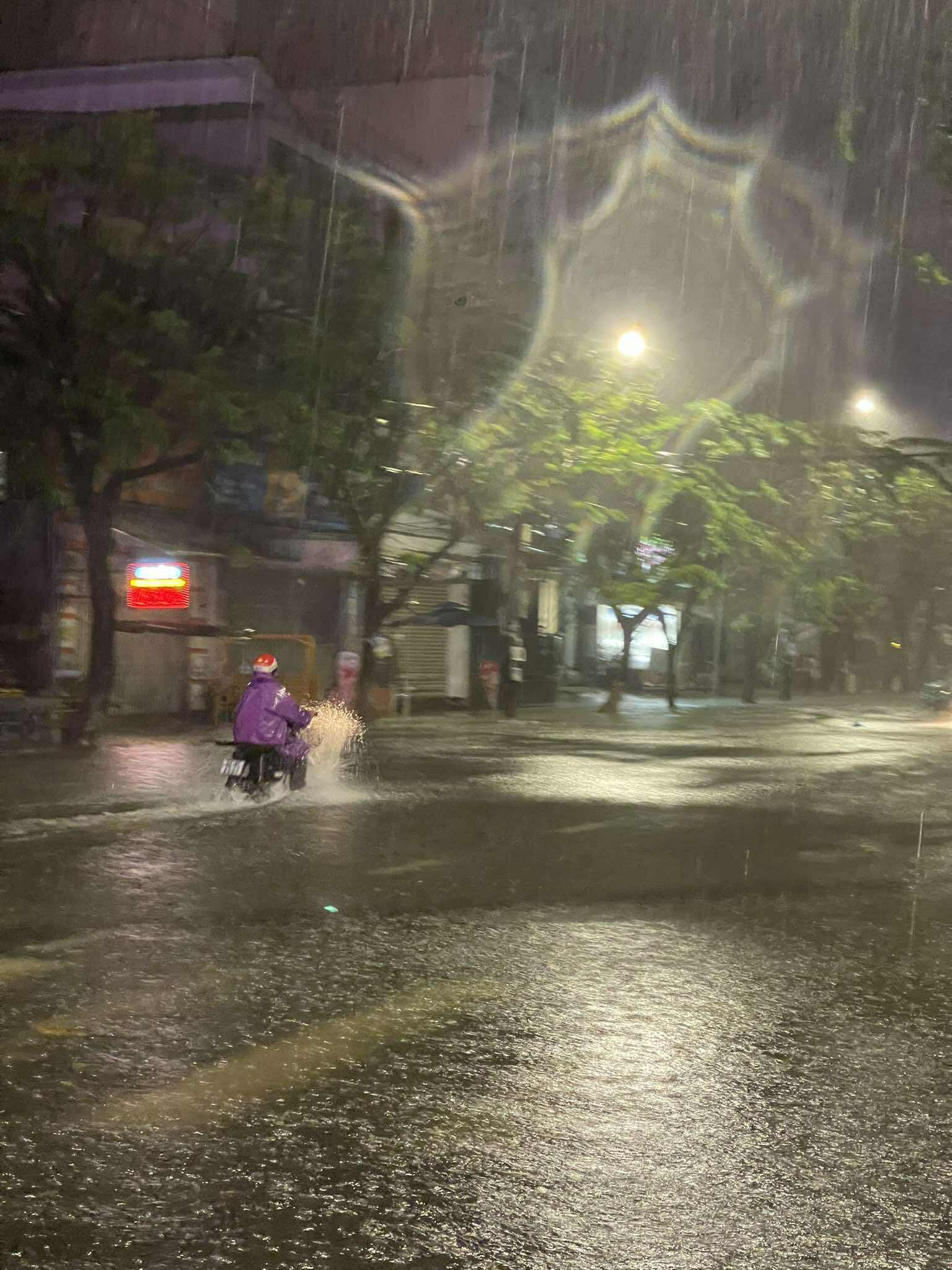 Nhiều nơi ở Đà Nẵng ngập nặng trở lại, người dân khốn khổ - Ảnh 7.