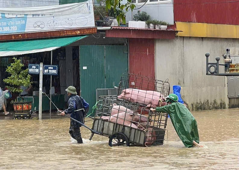 V&ugrave;ng "rốn lũ" Lệ Thủy ngập s&acirc;u, d&acirc;n l&agrave;ng sơ t&aacute;n khẩn cấp đồ đạc - Ảnh 6.