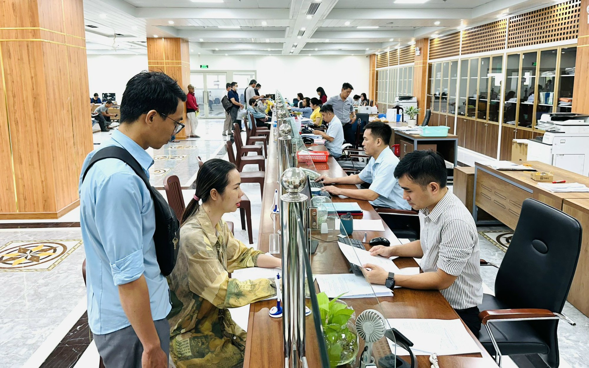 Hôm nay, một số BHXH cơ sở tại TP HCM tiếp nhận hồ sơ tại địa điểm mới