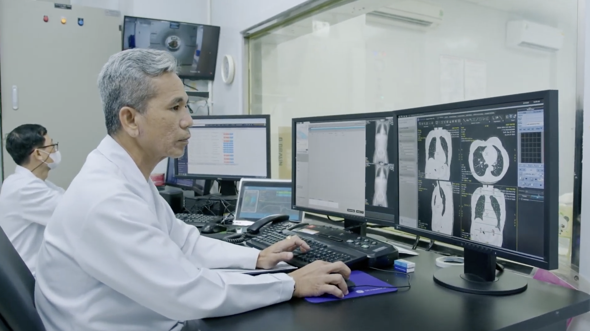 Lần đầu ti&ecirc;n tại Bệnh viện Chợ Rẫy c&oacute; m&aacute;y MRI ph&aacute;t hiện sớm đột quỵ, ung thư - Ảnh 1.