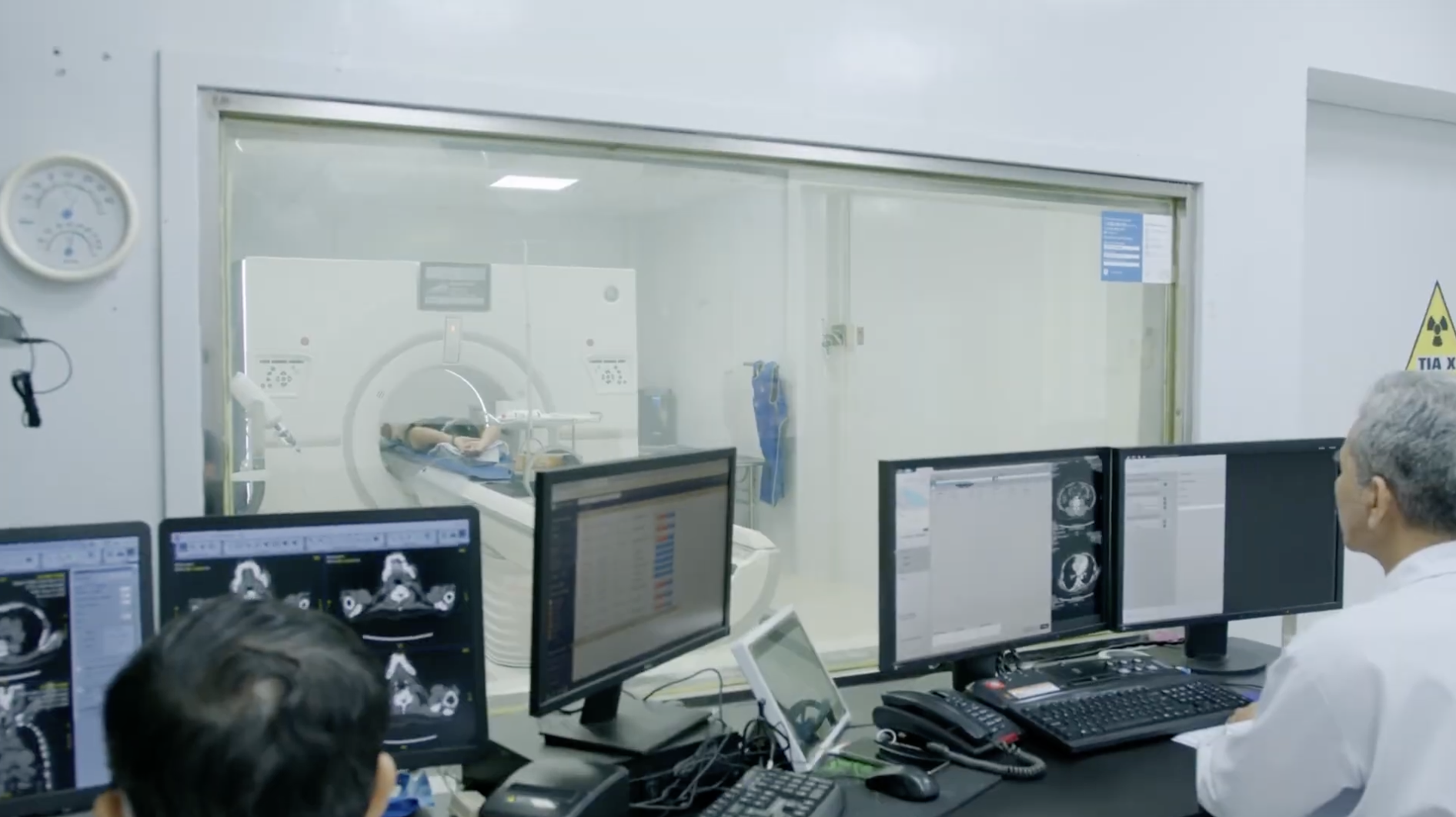 Lần đầu ti&ecirc;n tại Bệnh viện Chợ Rẫy c&oacute; m&aacute;y MRI ph&aacute;t hiện sớm đột quỵ, ung thư - Ảnh 2.