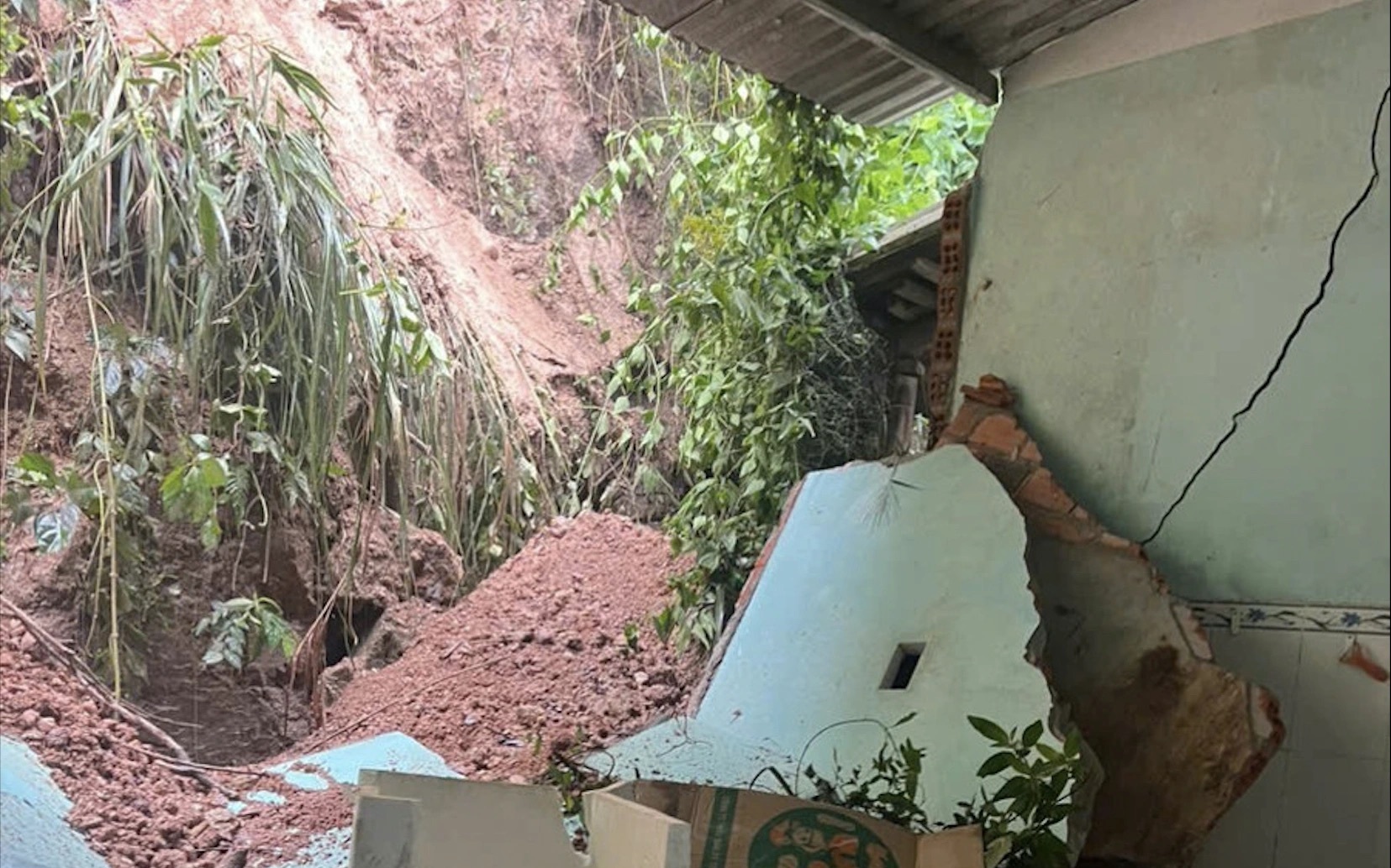 Gia Lai: Sạt lở đất làm sập nhà, 11 người dân được di dời khẩn cấp