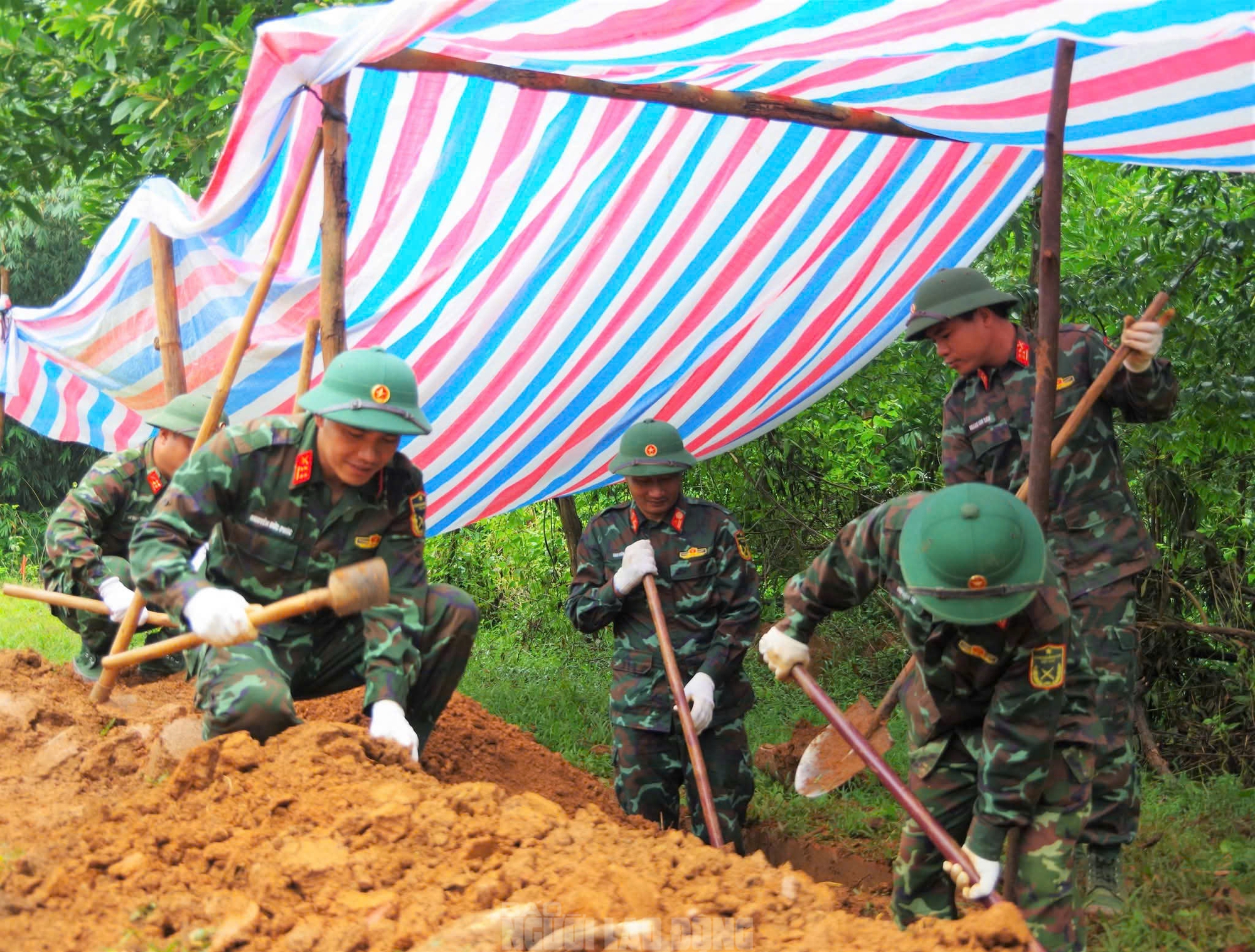 Di vật khắc k&yacute; hiệu ch&ocirc;n k&egrave;m h&agrave;i cốt liệt sĩ tại Quảng Trị - Ảnh 5.