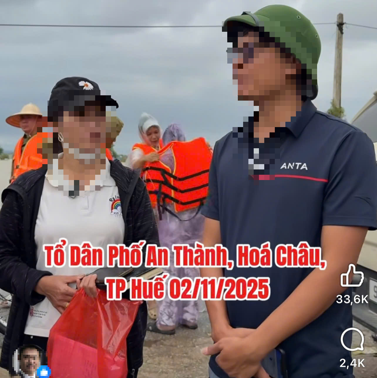 Nữ c&aacute;n bộ khu phố đ&iacute;nh ch&iacute;nh th&ocirc;ng tin xin h&agrave;ng cứu trợ lũ lụt ở Huế - Ảnh 1.