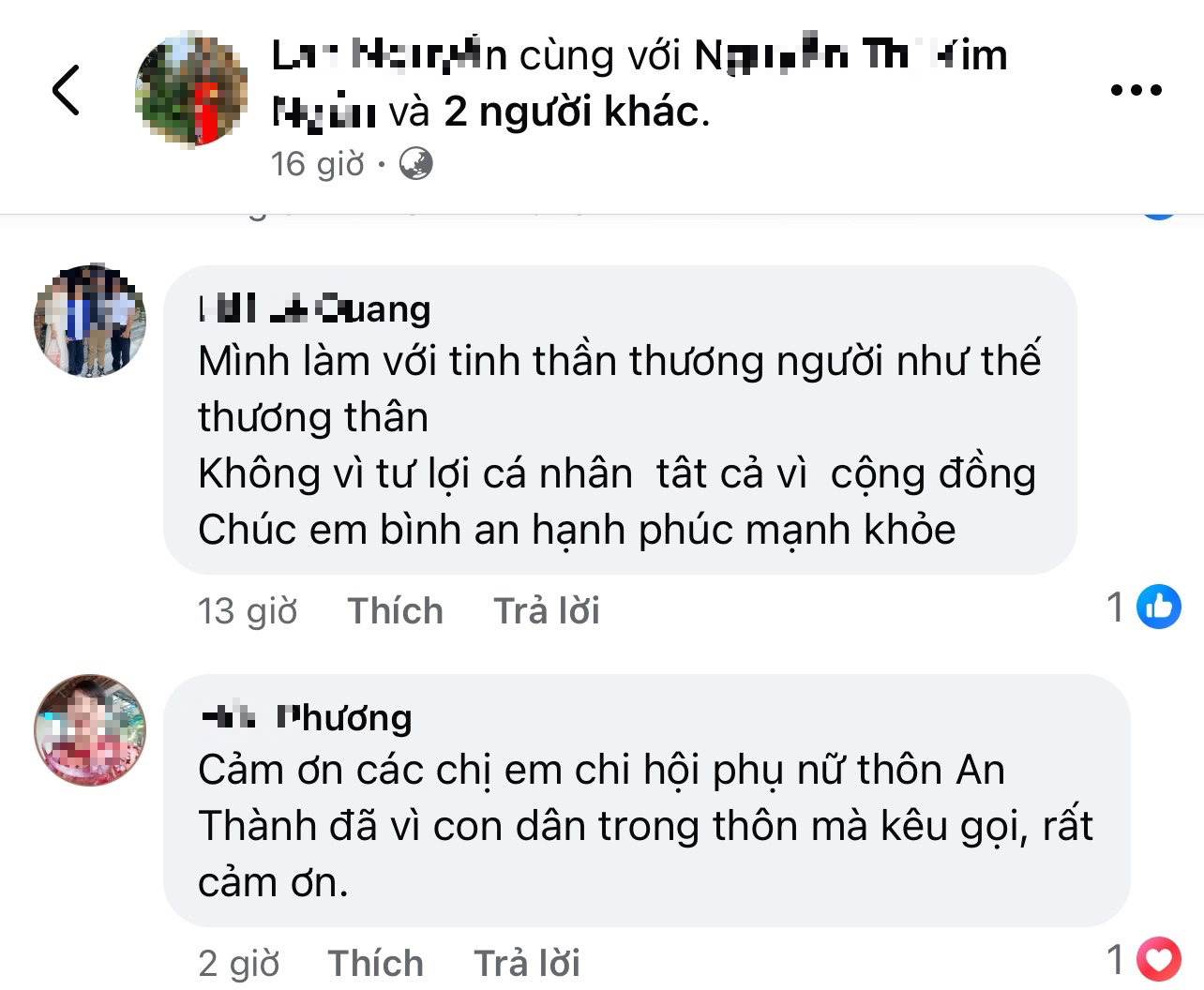 Nữ c&aacute;n bộ khu phố đ&iacute;nh ch&iacute;nh th&ocirc;ng tin xin h&agrave;ng cứu trợ lũ lụt ở Huế - Ảnh 3.