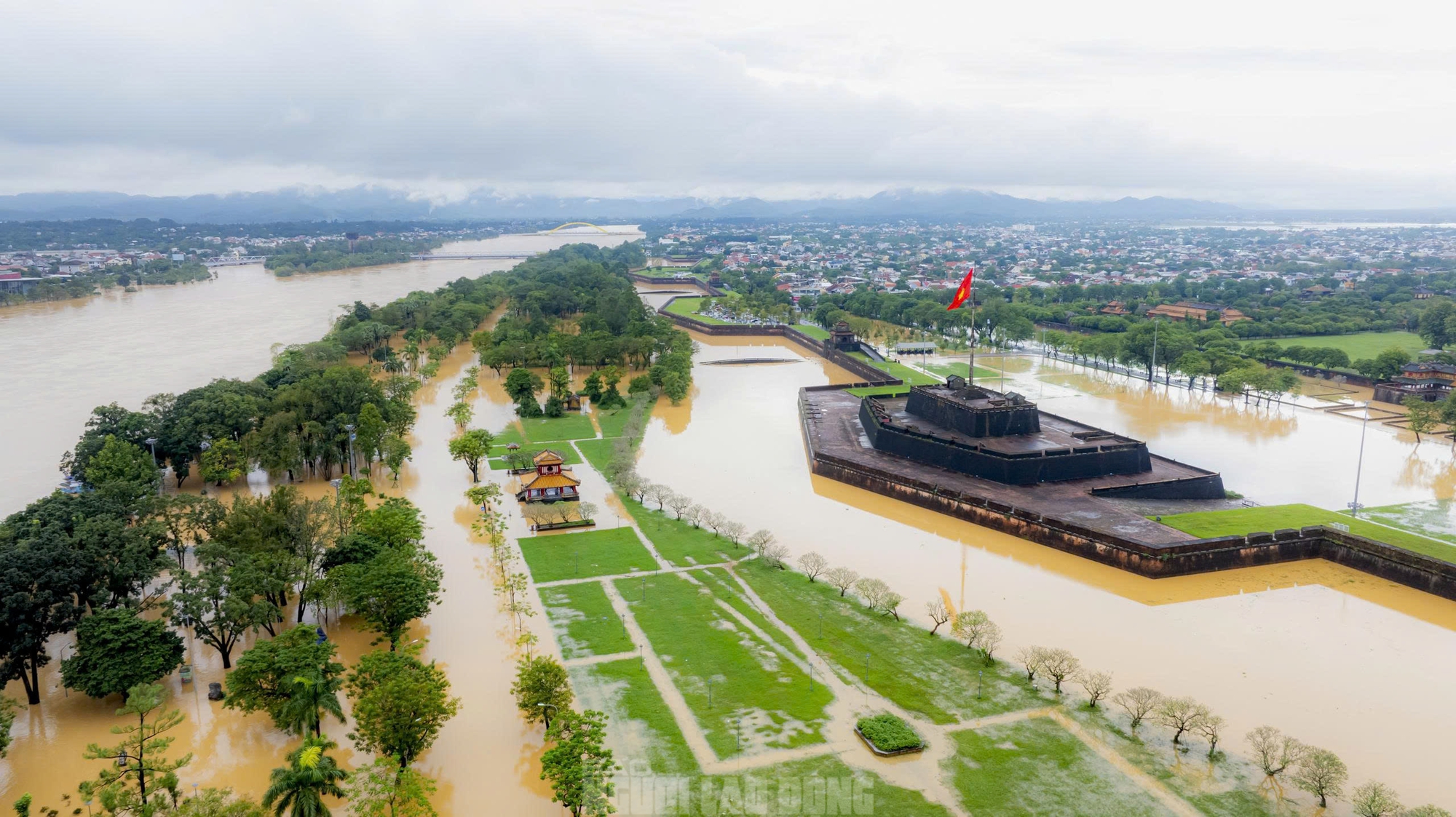 Kh&ocirc;ng ảnh di t&iacute;ch Đại nội Huế trong ng&agrave;y lũ "tập 3" - Ảnh 8.
