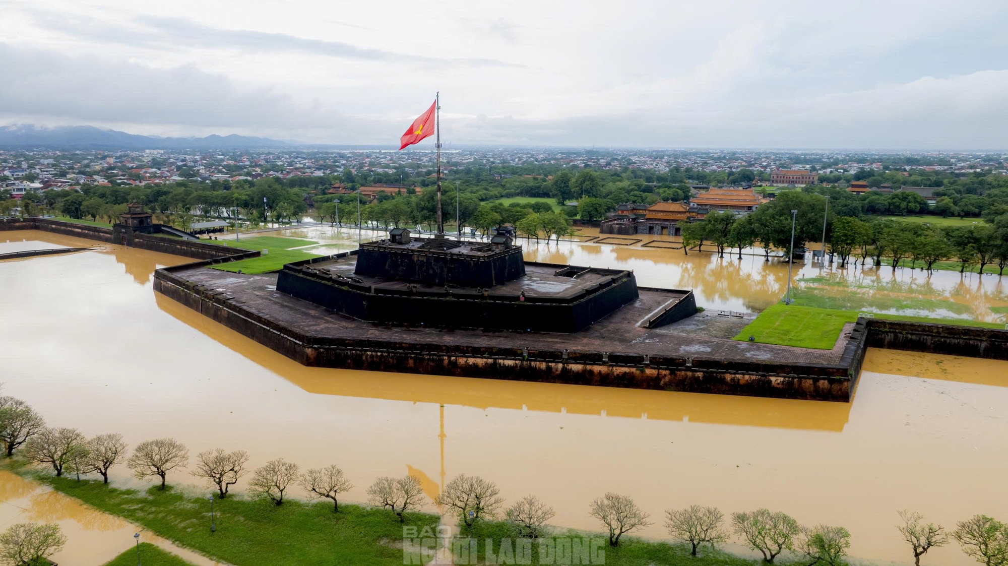 Kh&ocirc;ng ảnh di t&iacute;ch Đại nội Huế trong ng&agrave;y lũ "tập 3" - Ảnh 9.