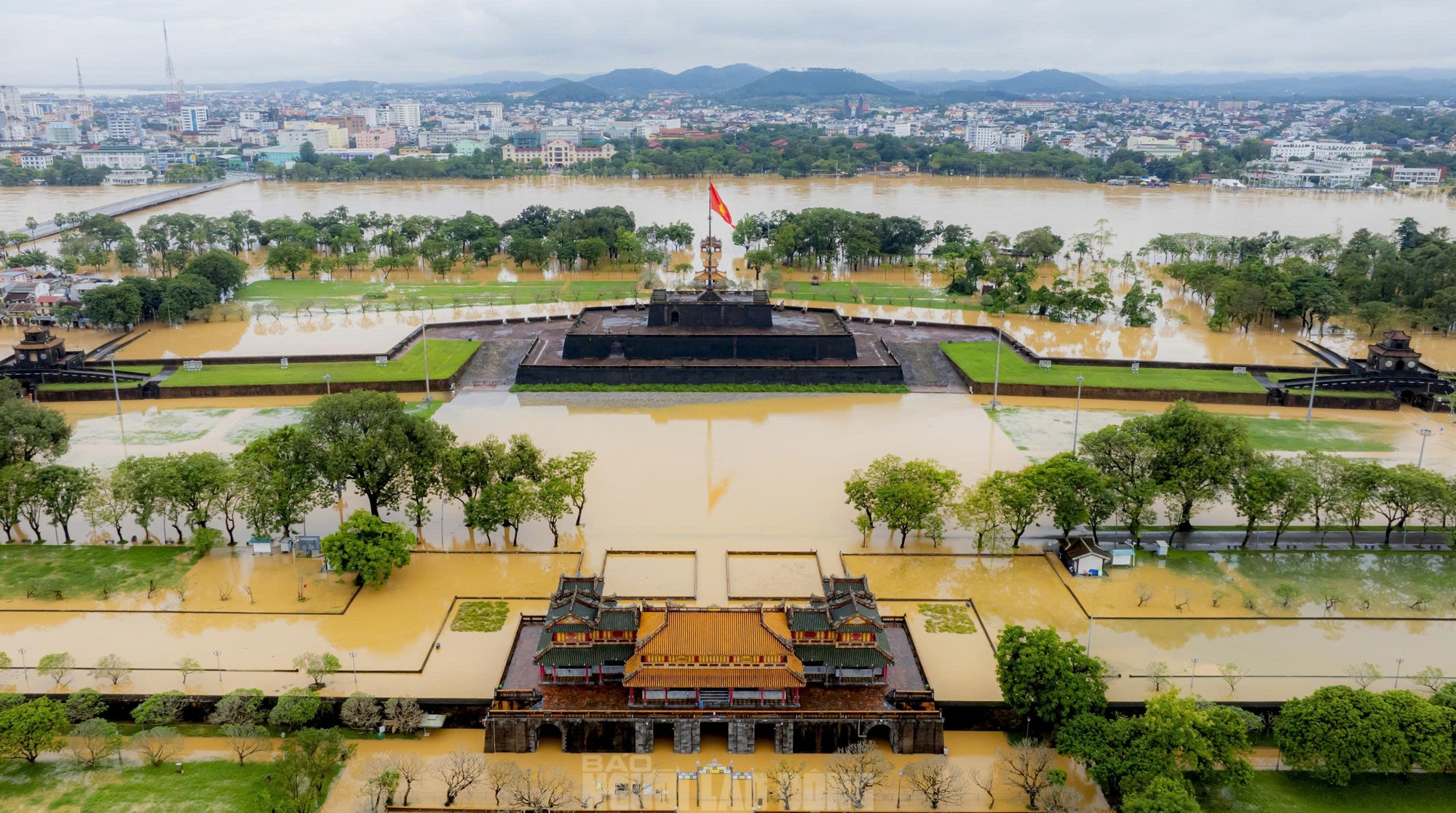 Kh&ocirc;ng ảnh di t&iacute;ch Đại nội Huế trong ng&agrave;y lũ "tập 3" - Ảnh 10.