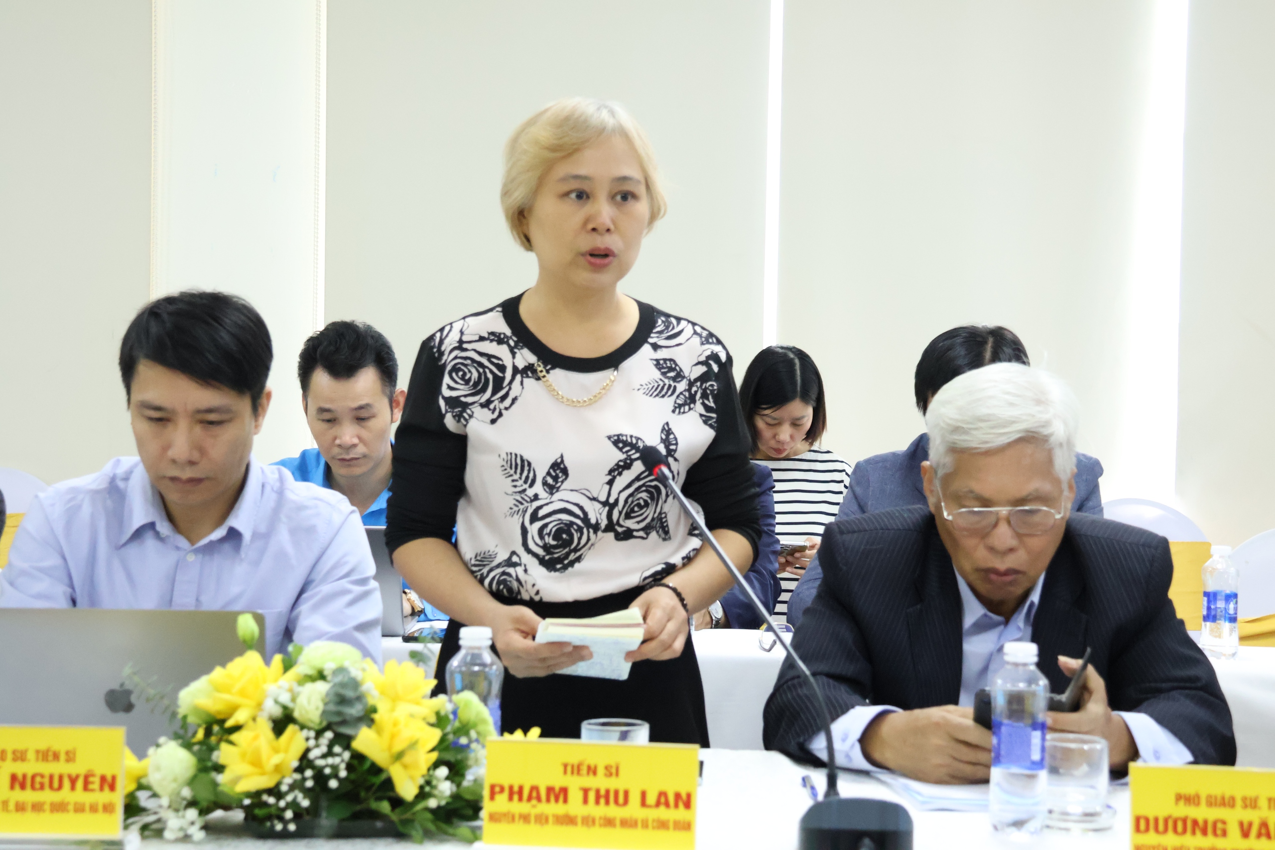 Đ&atilde; đến l&uacute;c n&oacute;i về "lương đủ sống" - Ảnh 1.