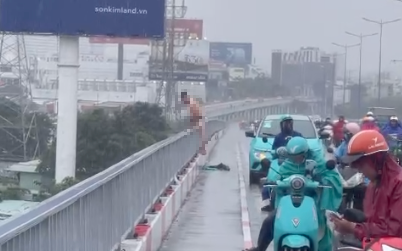 Người đàn ông cầm vật nhọn cứa cổ, nhảy xuống sông Sài Gòn