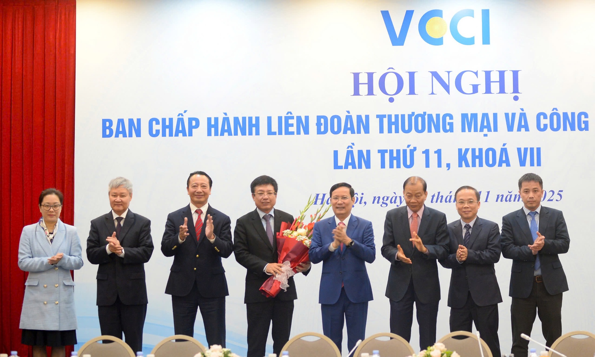 &Ocirc;ng Hồ Sỹ H&ugrave;ng được bầu l&agrave;m Chủ tịch VCCI - Ảnh 1.