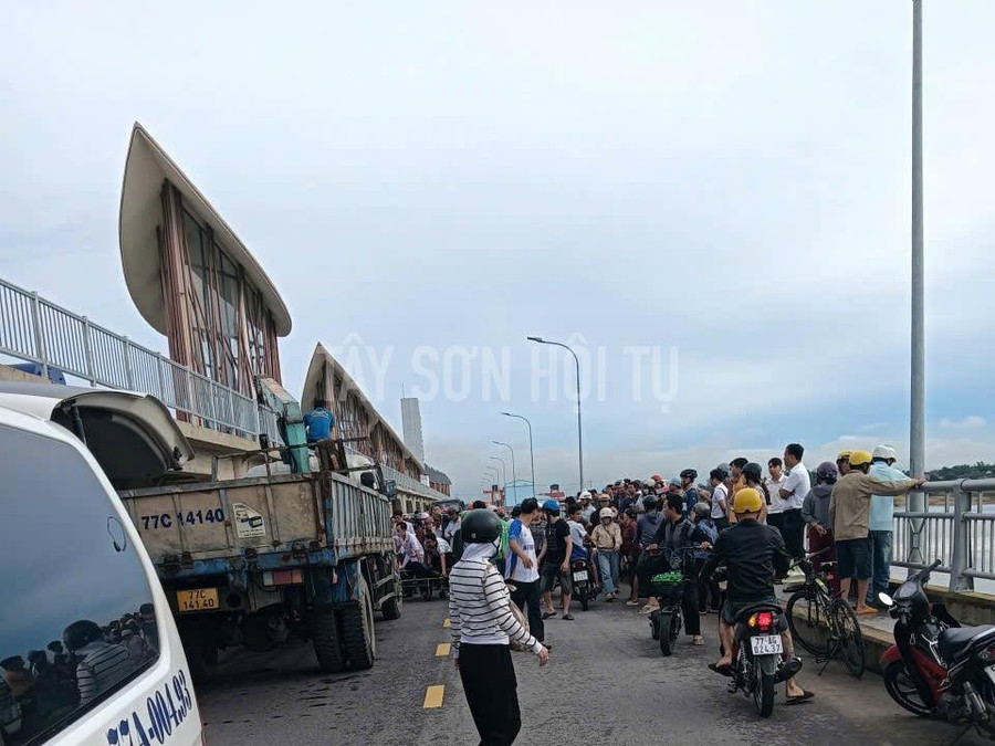 Học sinh lớp 11 nhảy đập tự tử, được cứu sống ngoạn mục trên sông Côn - Ảnh 1.