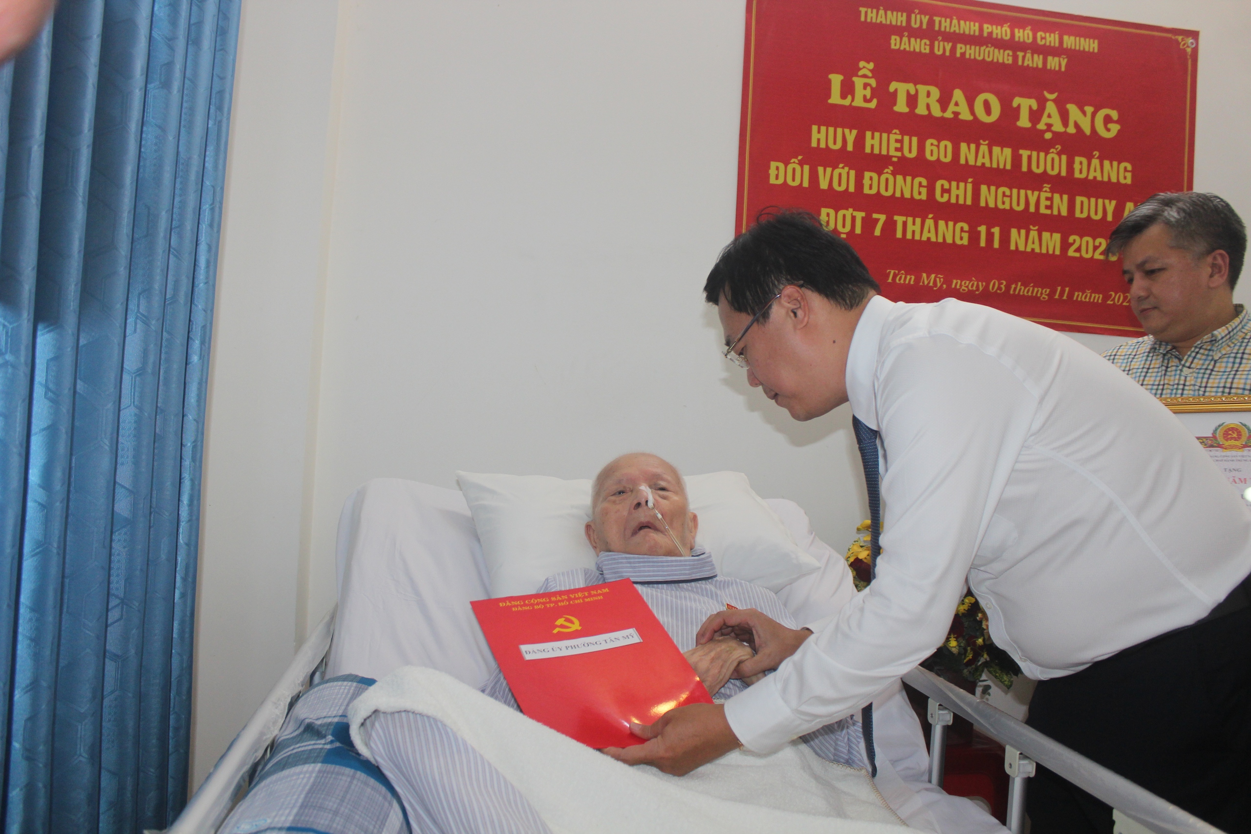 L&atilde;nh đạo TP HCM trao huy hiệu 60 năm tuổi Đảng cho &ocirc;ng Nguyễn Duy Anh - Ảnh 1.