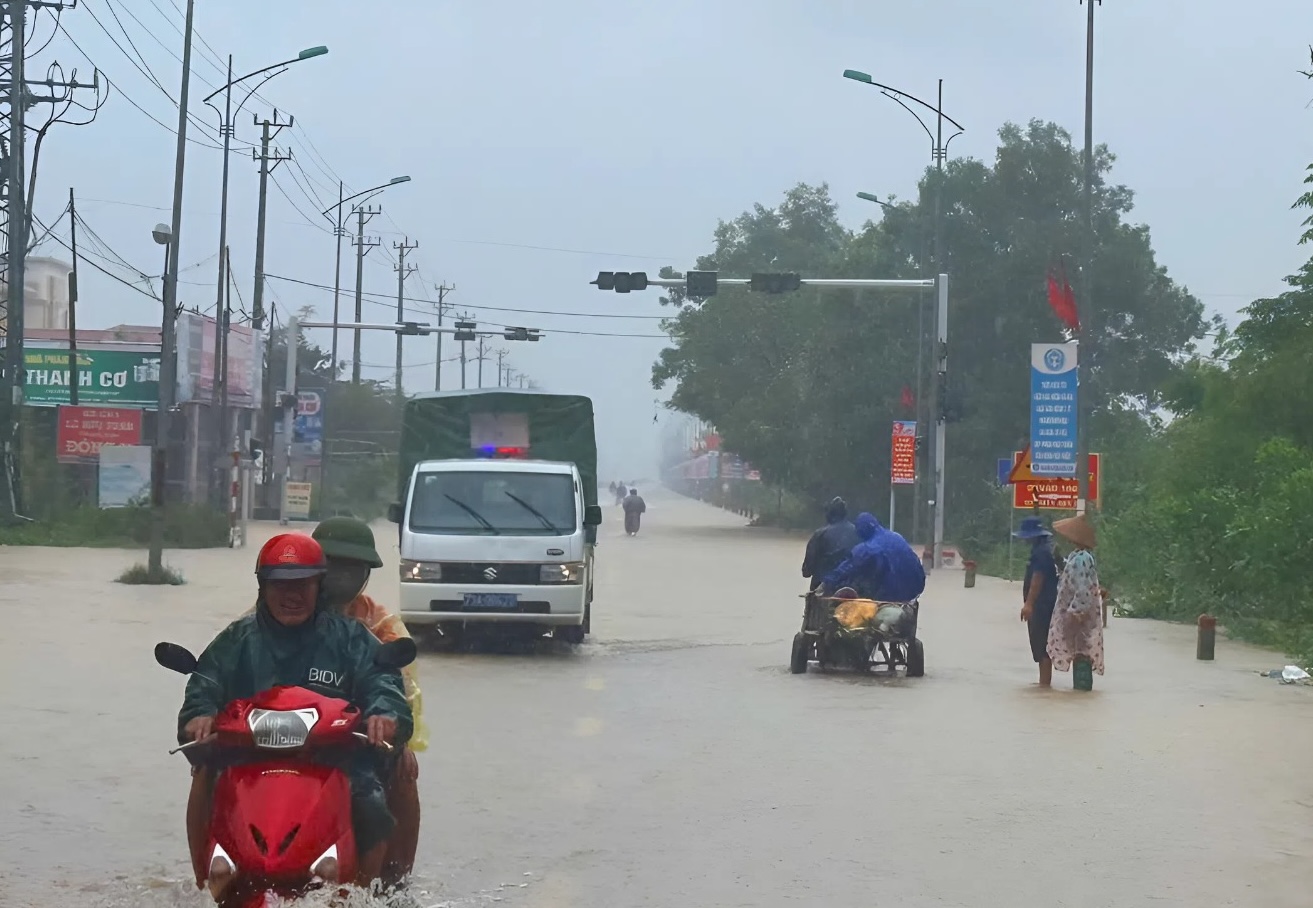 Lệ Thủy ngập s&acirc;u , người d&acirc;n ch&egrave;o thuyền đi chợ giữa lũ d&acirc;ng cao - Ảnh 1.