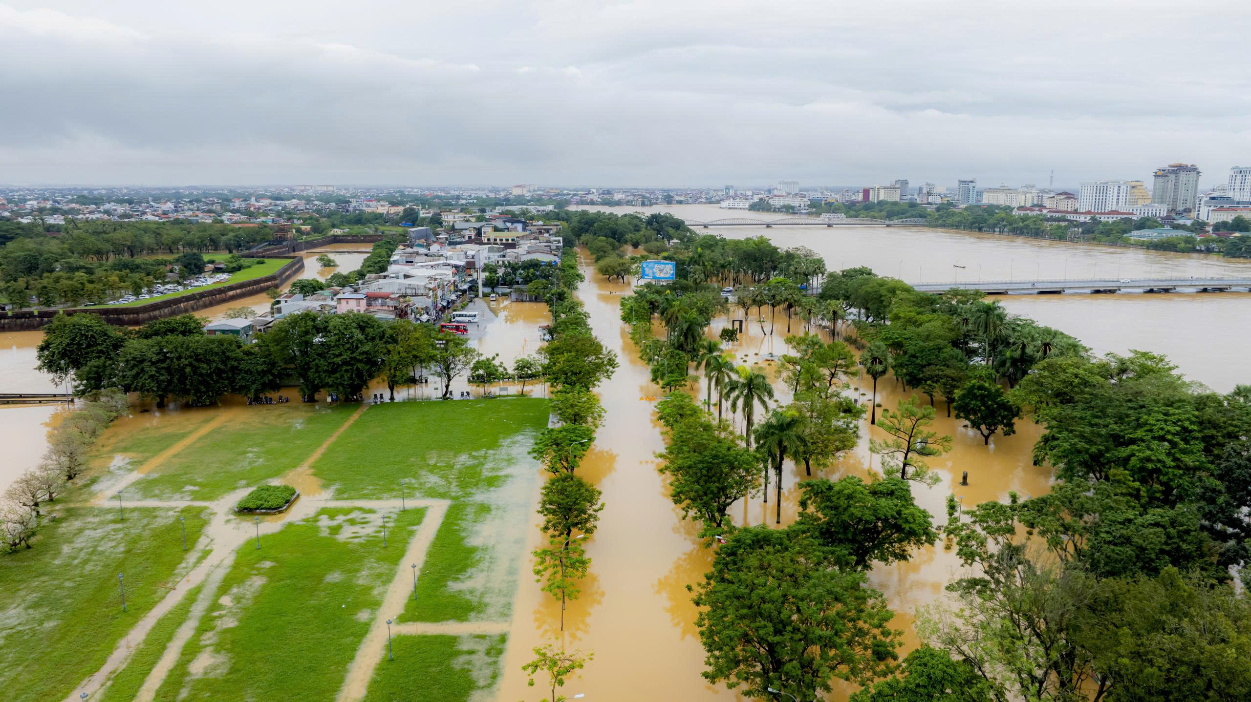 Kh&ocirc;ng ảnh di t&iacute;ch Đại nội Huế trong ng&agrave;y lũ "tập 3" - Ảnh 12.