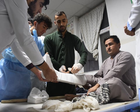 Động đất Afghanistan, h&agrave;ng trăm người thương vong - Ảnh 1.