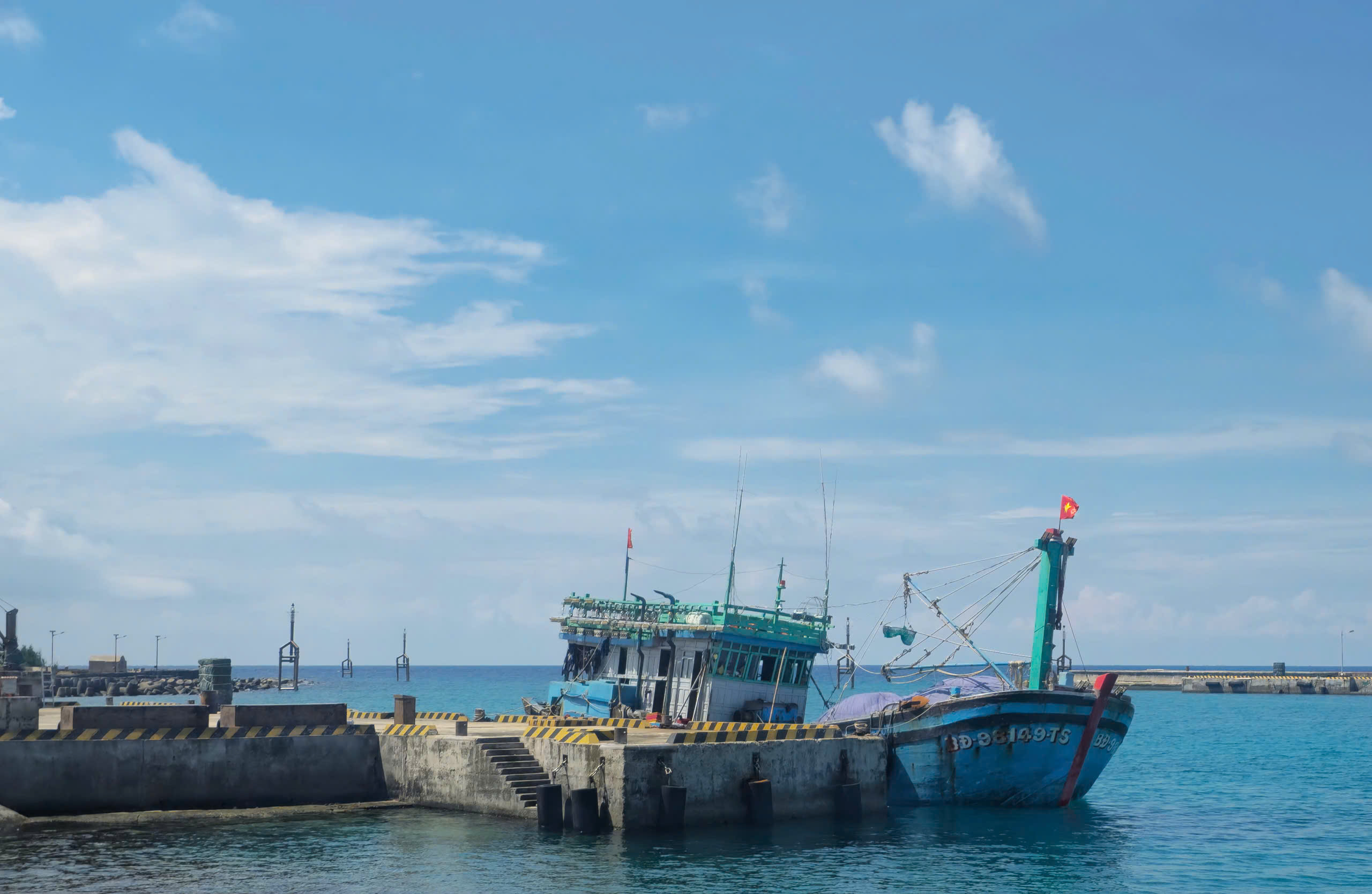 T&agrave;u c&aacute; gặp sự cố tr&ecirc;n biển, được đưa về đảo Trường Sa khắc phục - Ảnh 1.